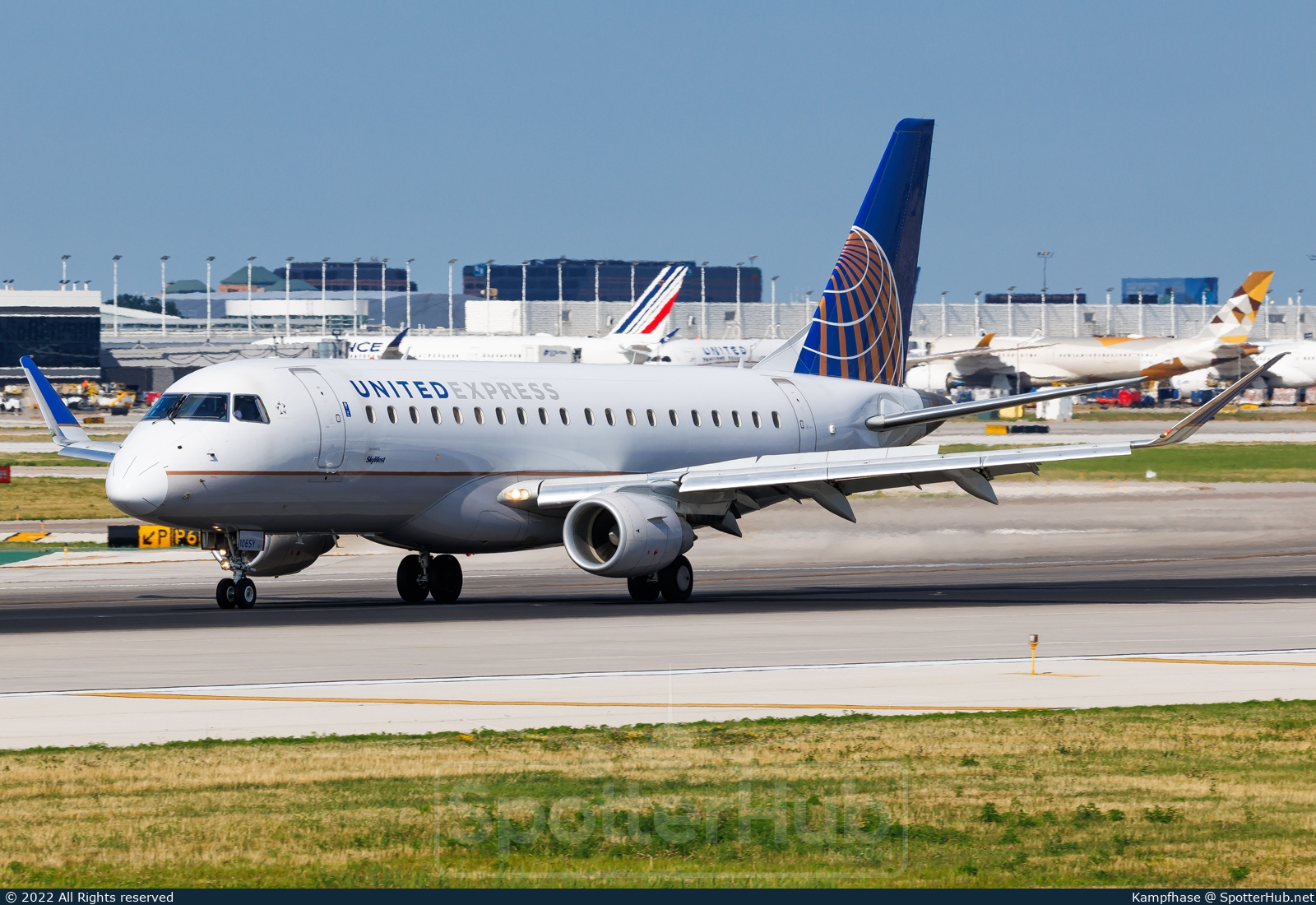 Photo of N106SY - Embraer ERJ-175LR operated by United Express (opb SkyWest Airlines)