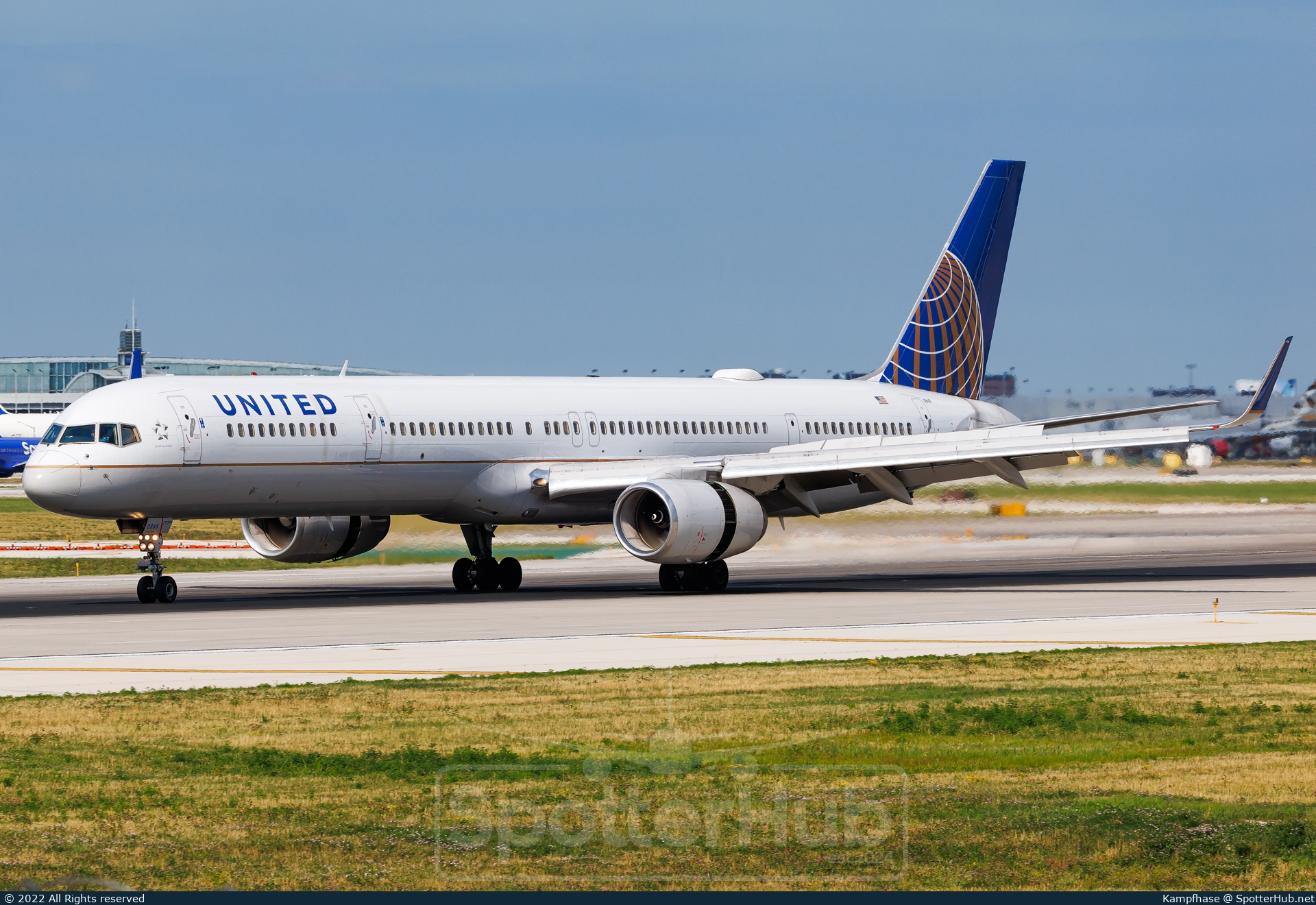Photo of N57868 - Boeing 757-33N operated by United Airlines