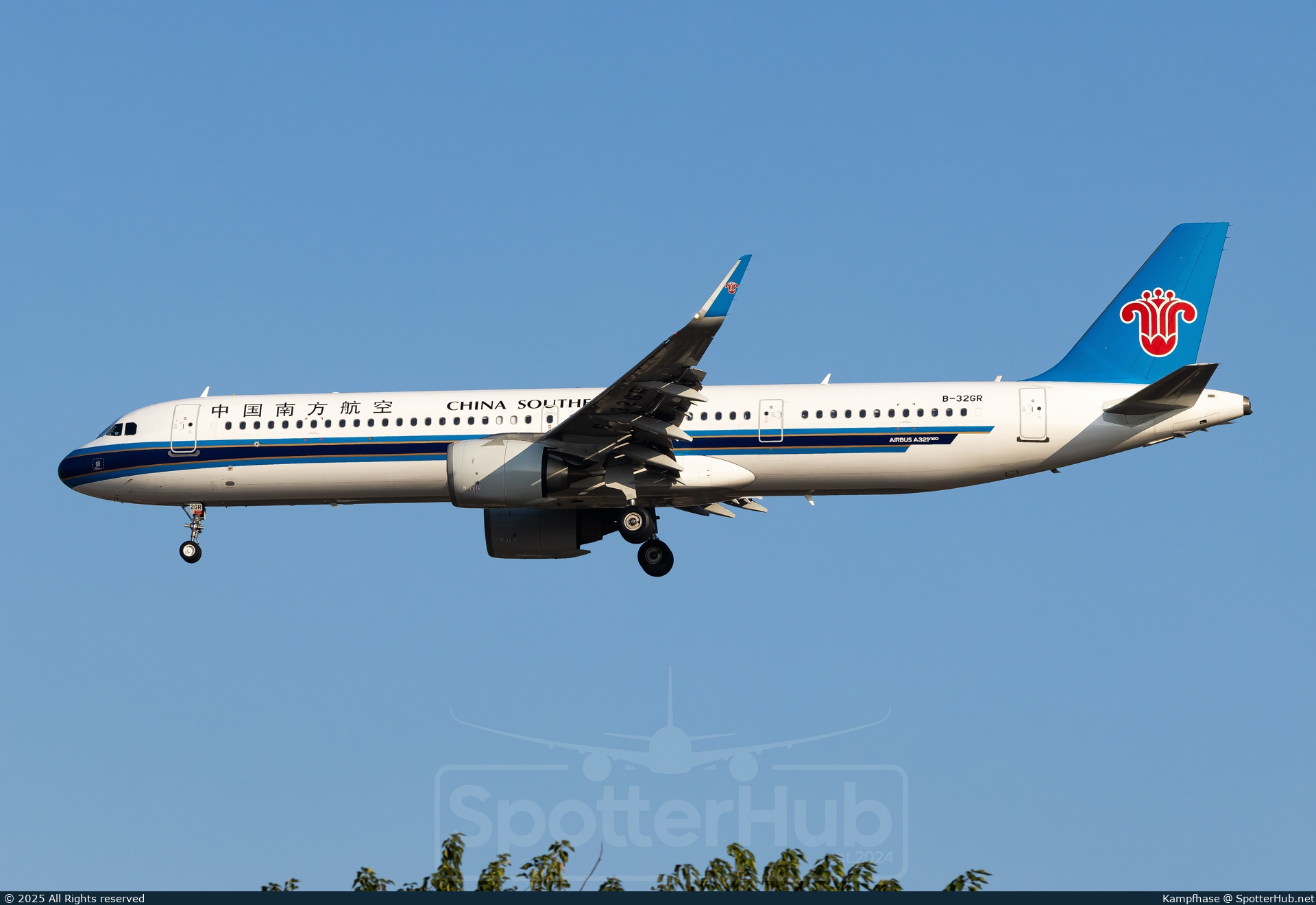 Photo of B-32GR - Airbus A321-253NX operated by China Southern Airlines