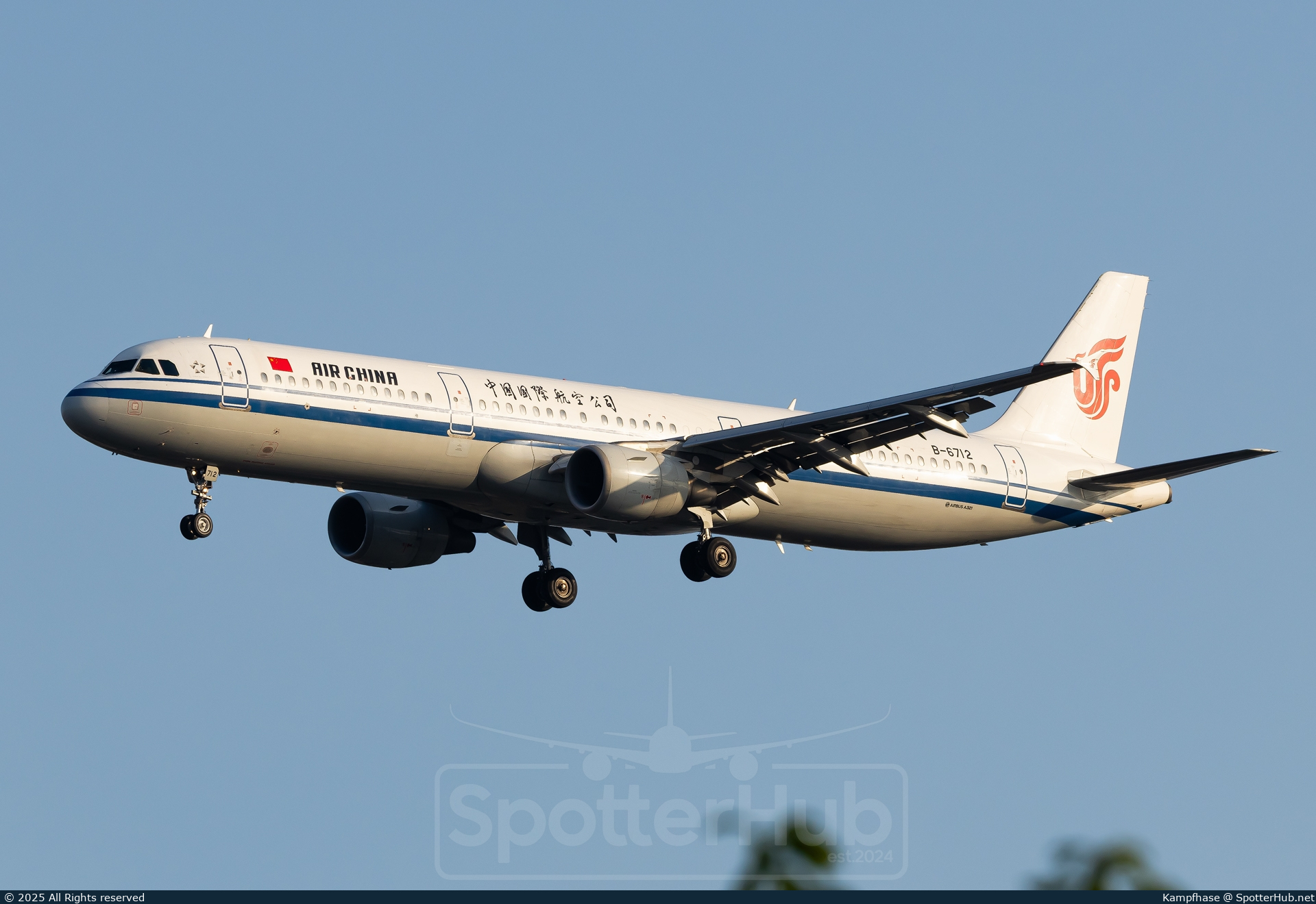 Photo of B-6712 - Airbus A321-213 operated by Air China