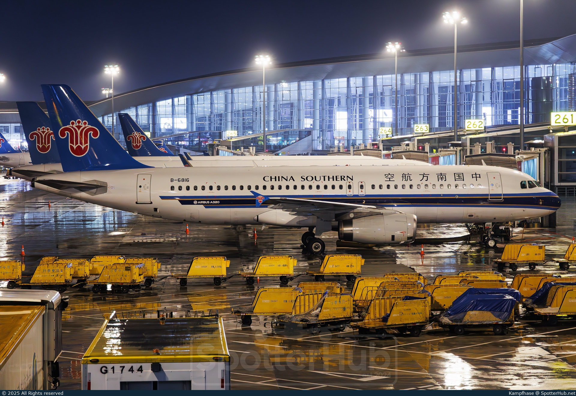 Photo of B-6816 - Airbus A320-232 operated by China Southern Airlines