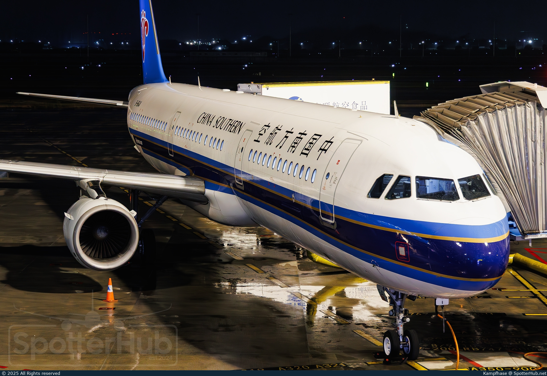Photo of B-8641 - Airbus A321-211 operated by China Southern Airlines