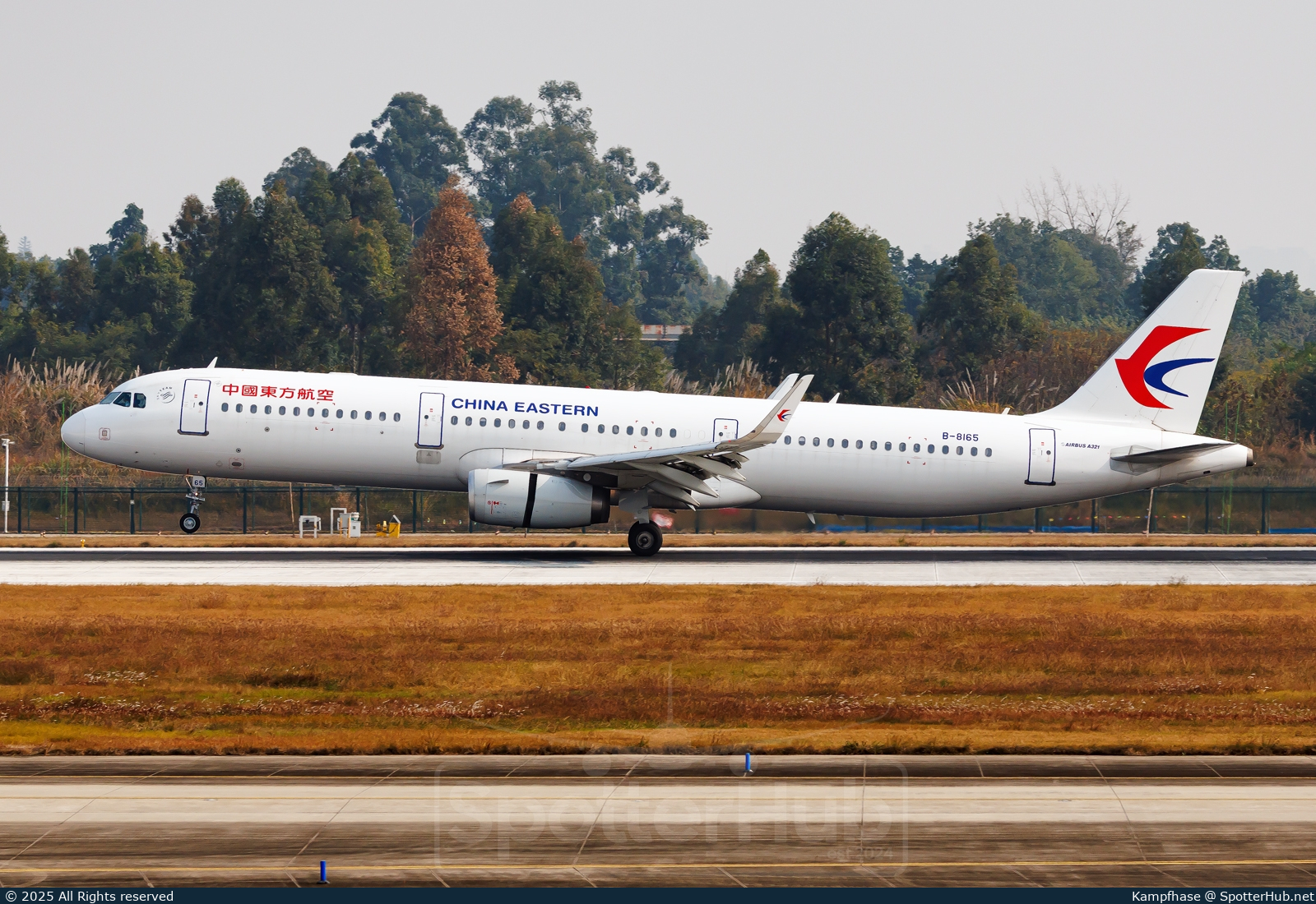 Photo of B-8165 - Airbus A321-231 operated by China Eastern Airlines