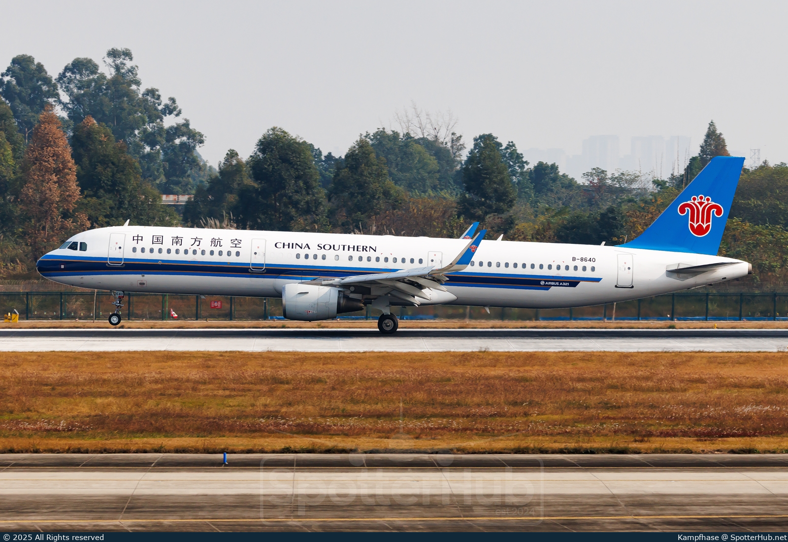 Photo of B-8640 - Airbus A321-211 operated by China Southern Airlines