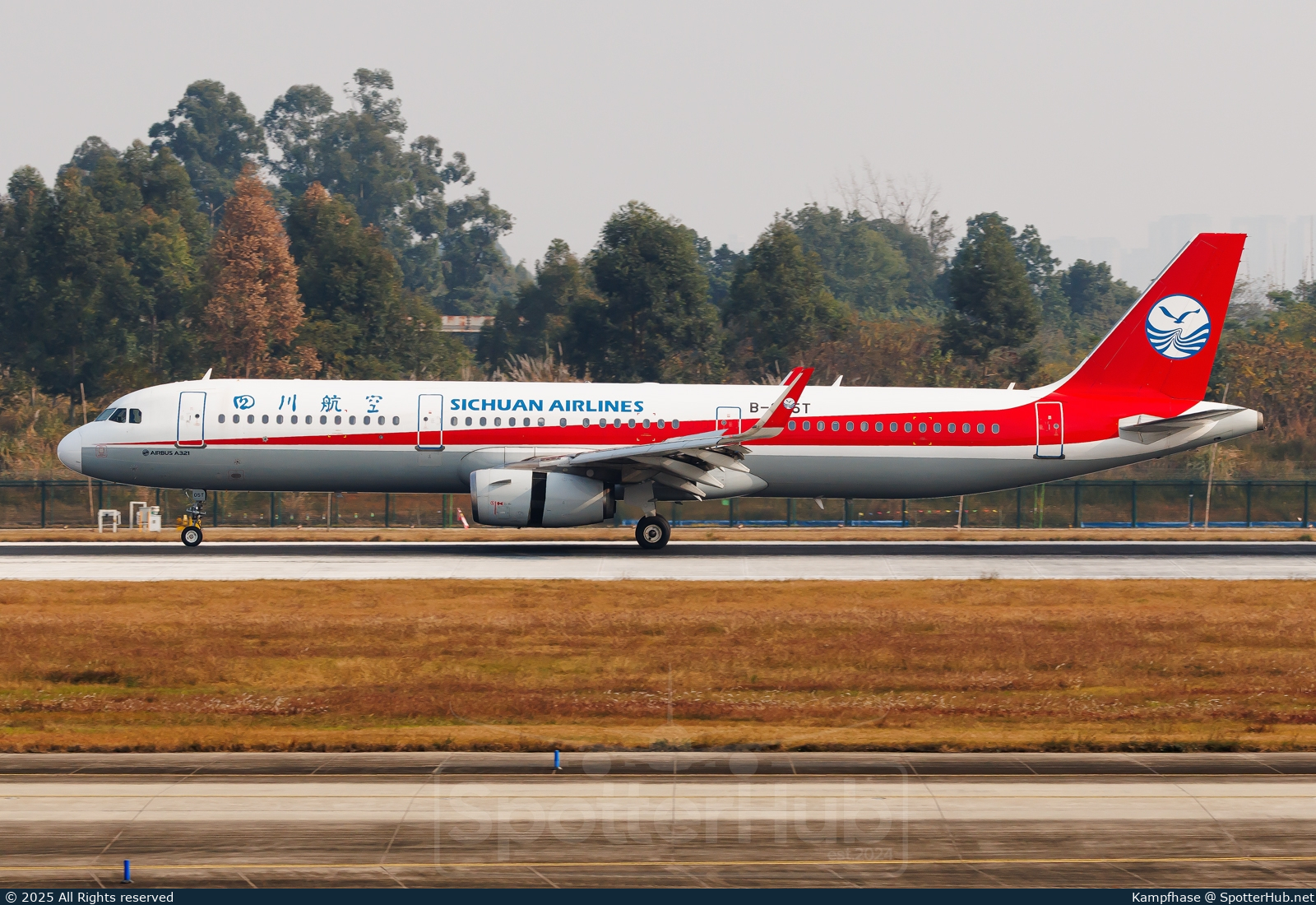 Photo of B-305T - Airbus A321-231 operated by Sichuan Airlines