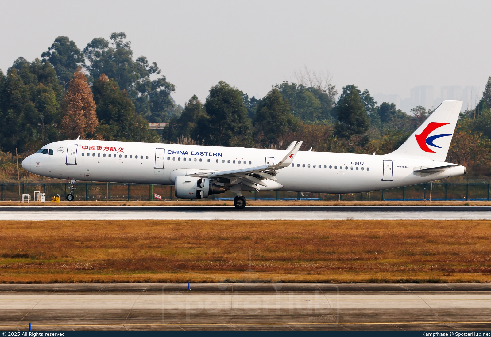 Photo of B-8652 - Airbus A321-211 operated by China Eastern Airlines