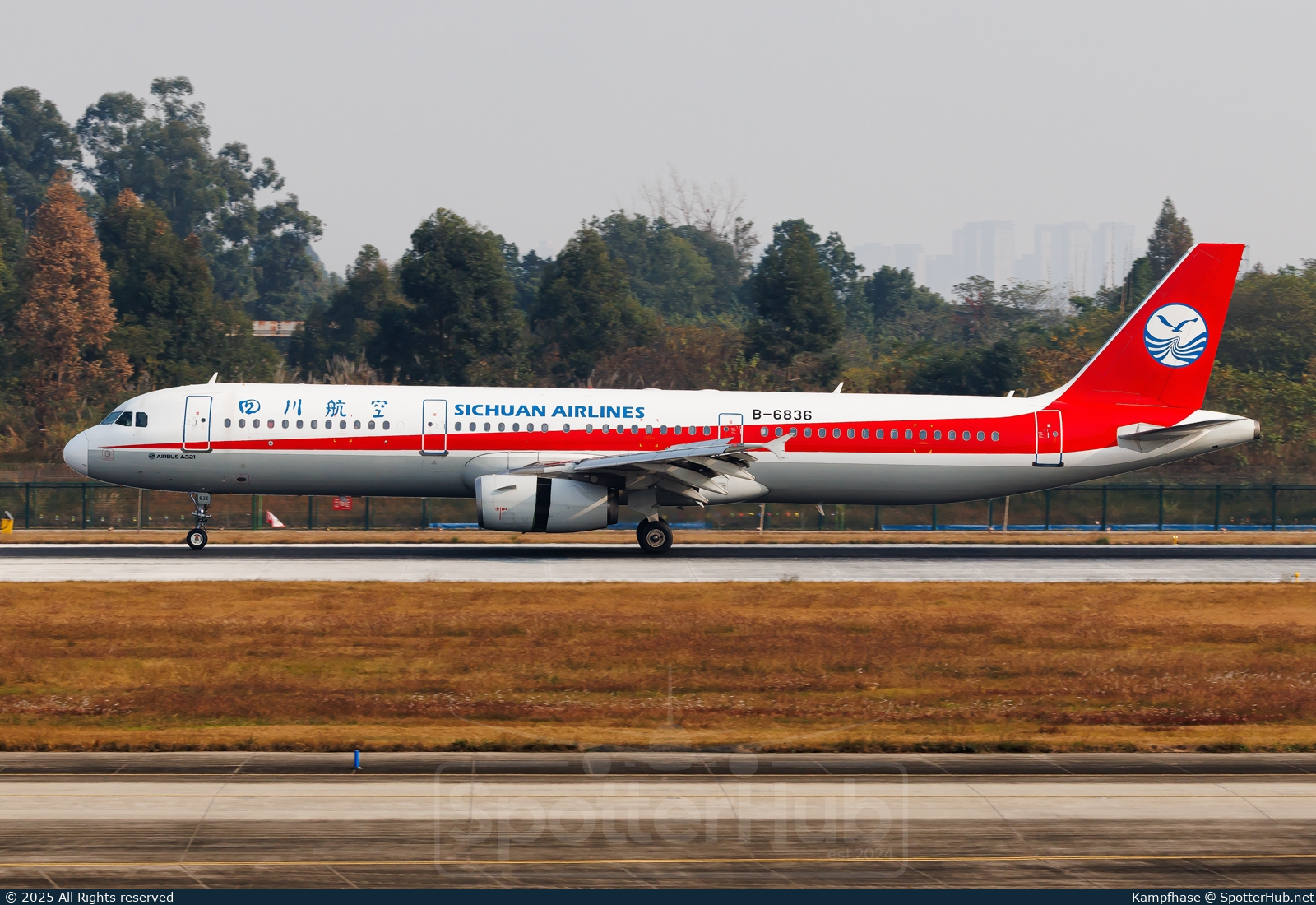 Photo of B-6836 - Airbus A321-231 operated by Sichuan Airlines