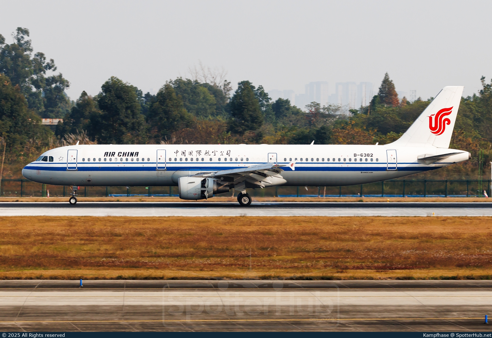 Photo of B-6382 - Airbus A321-213 operated by Air China