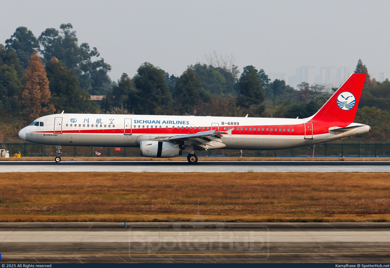 Photo of B-6899 - Airbus A321-231 operated by Sichuan Airlines