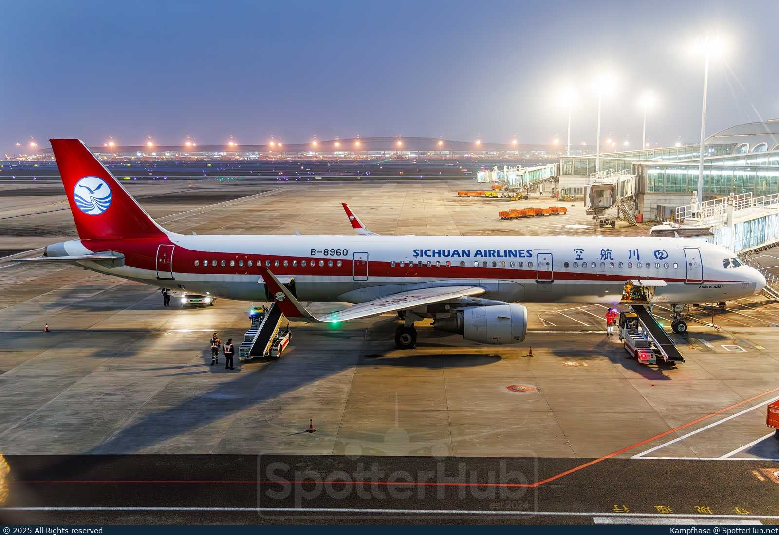 Photo of B-8960 - Airbus A321-211 operated by Sichuan Airlines
