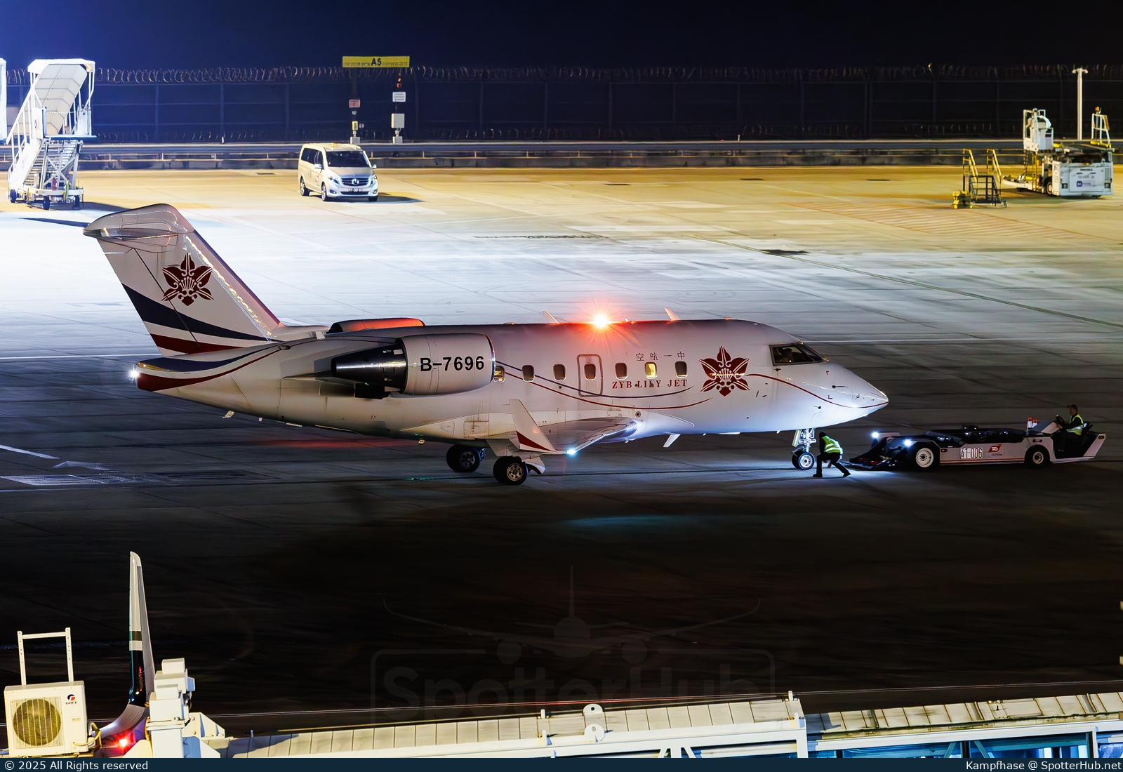 Photo of B-7696 - Bombardier Challenger 604 operated by ZYB Lily Jet