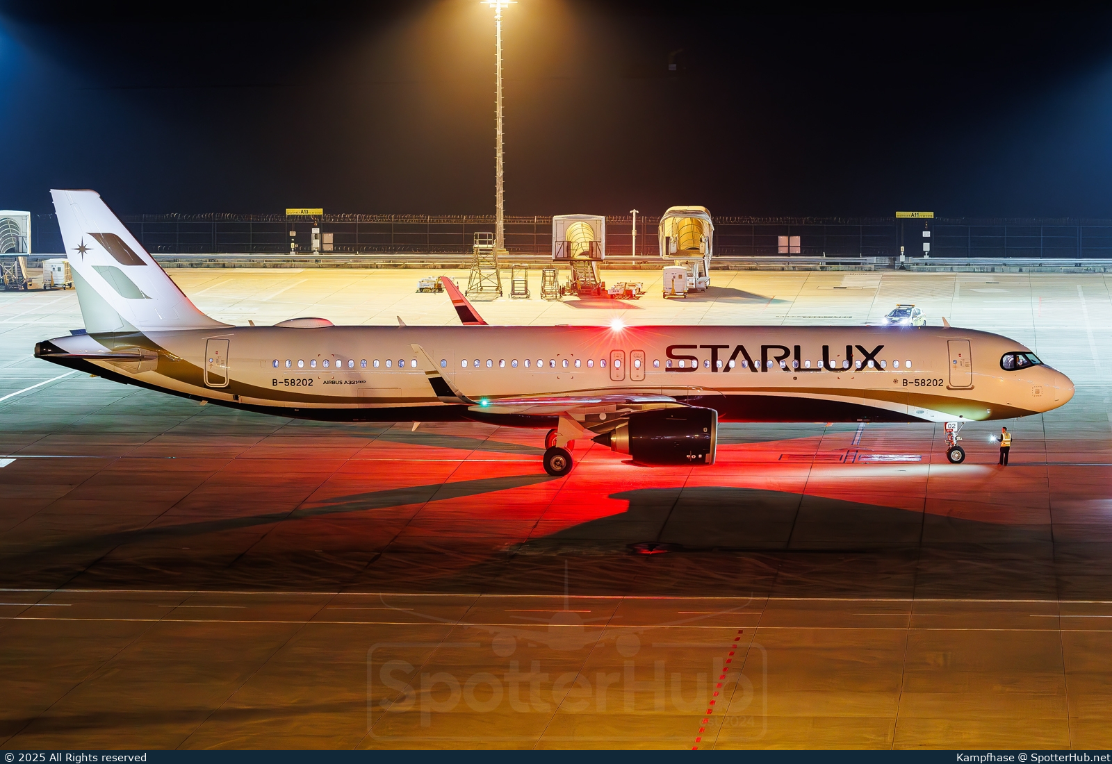 Photo of B-58202 - Airbus A321-252NX operated by Starlux