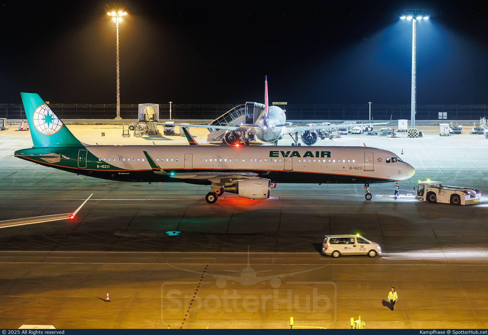 Photo of B-16211 - Airbus A321-211 operated by EVA Air