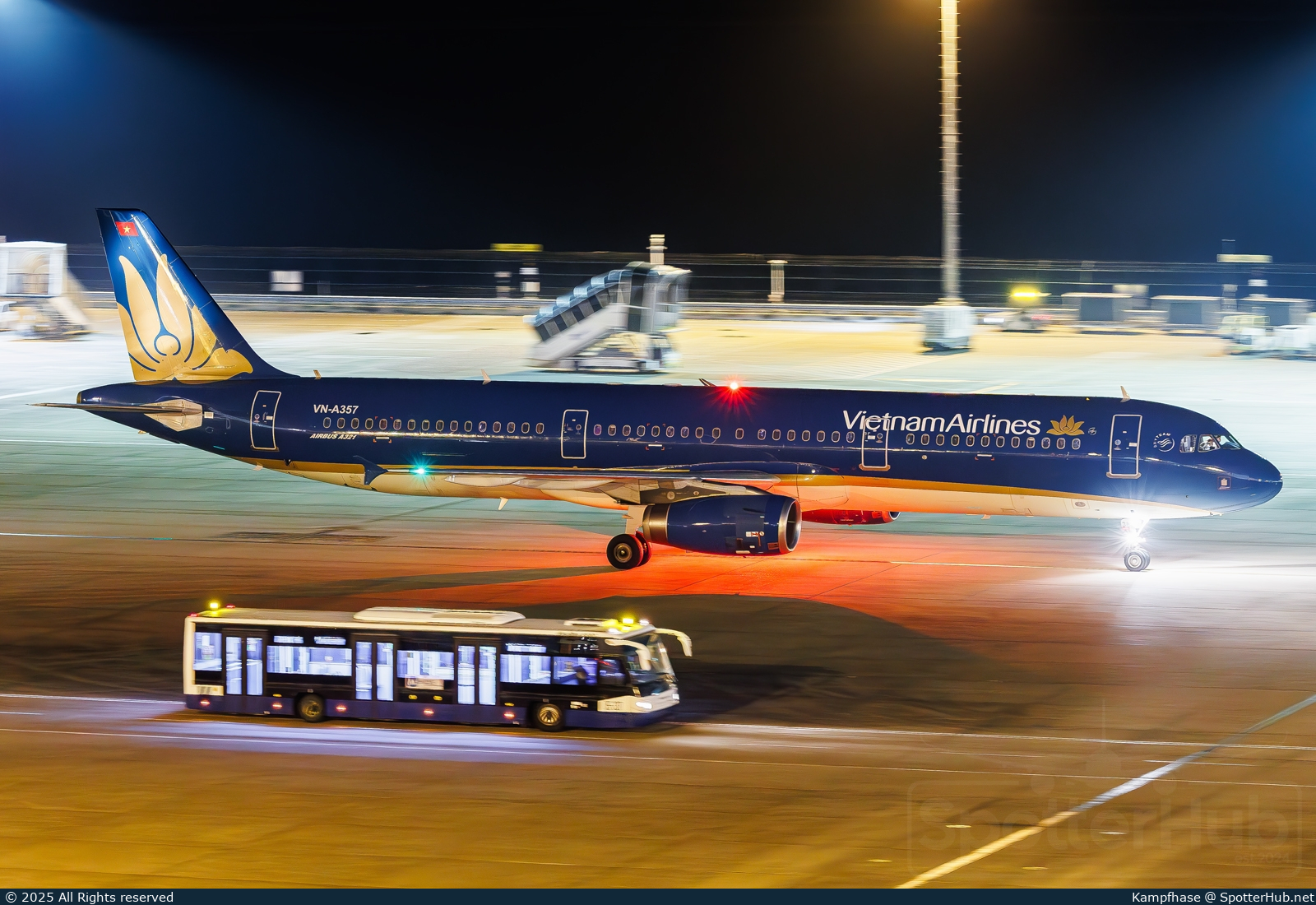 Photo of VN-A357 - Airbus A321-231 operated by Vietnam Airlines