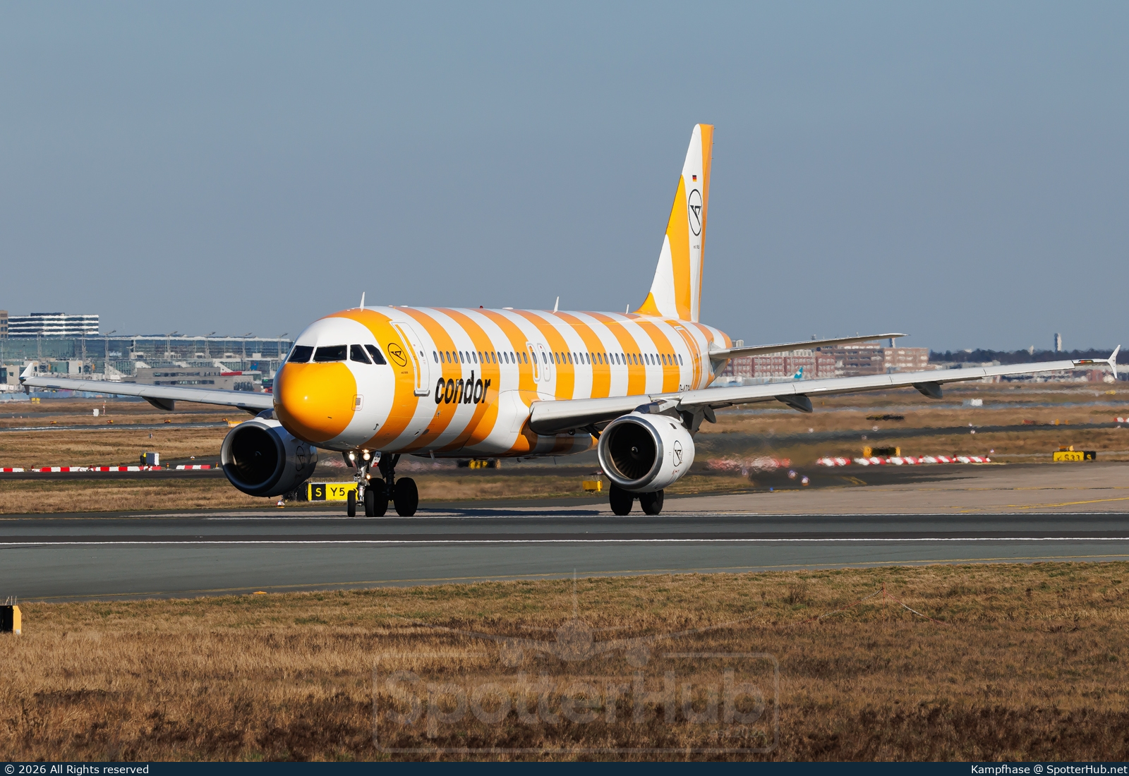 Photo of D-ATCH - Airbus A320-212 operated by Condor