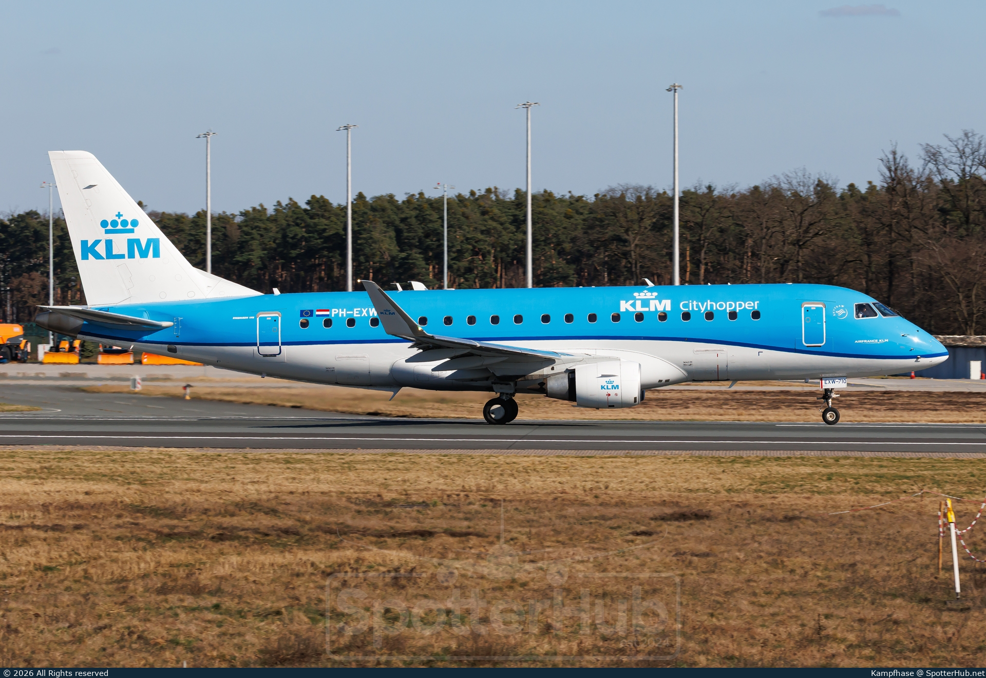 Photo of PH-EXW - Embraer ERJ-175STD operated by KLM Cityhopper