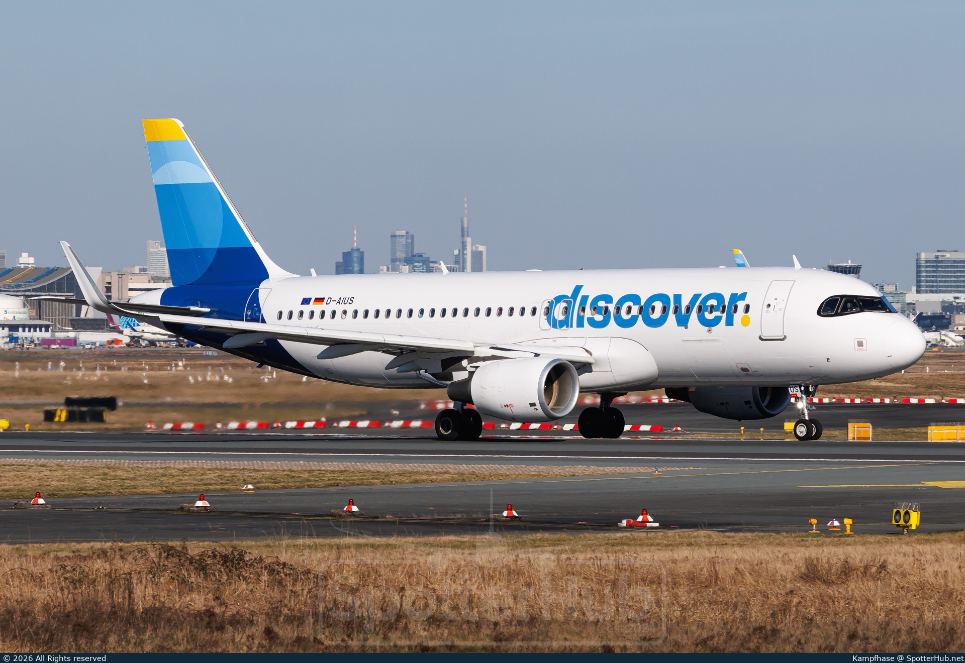 Photo of D-AIUS - Airbus A320-214 operated by Discover Airlines