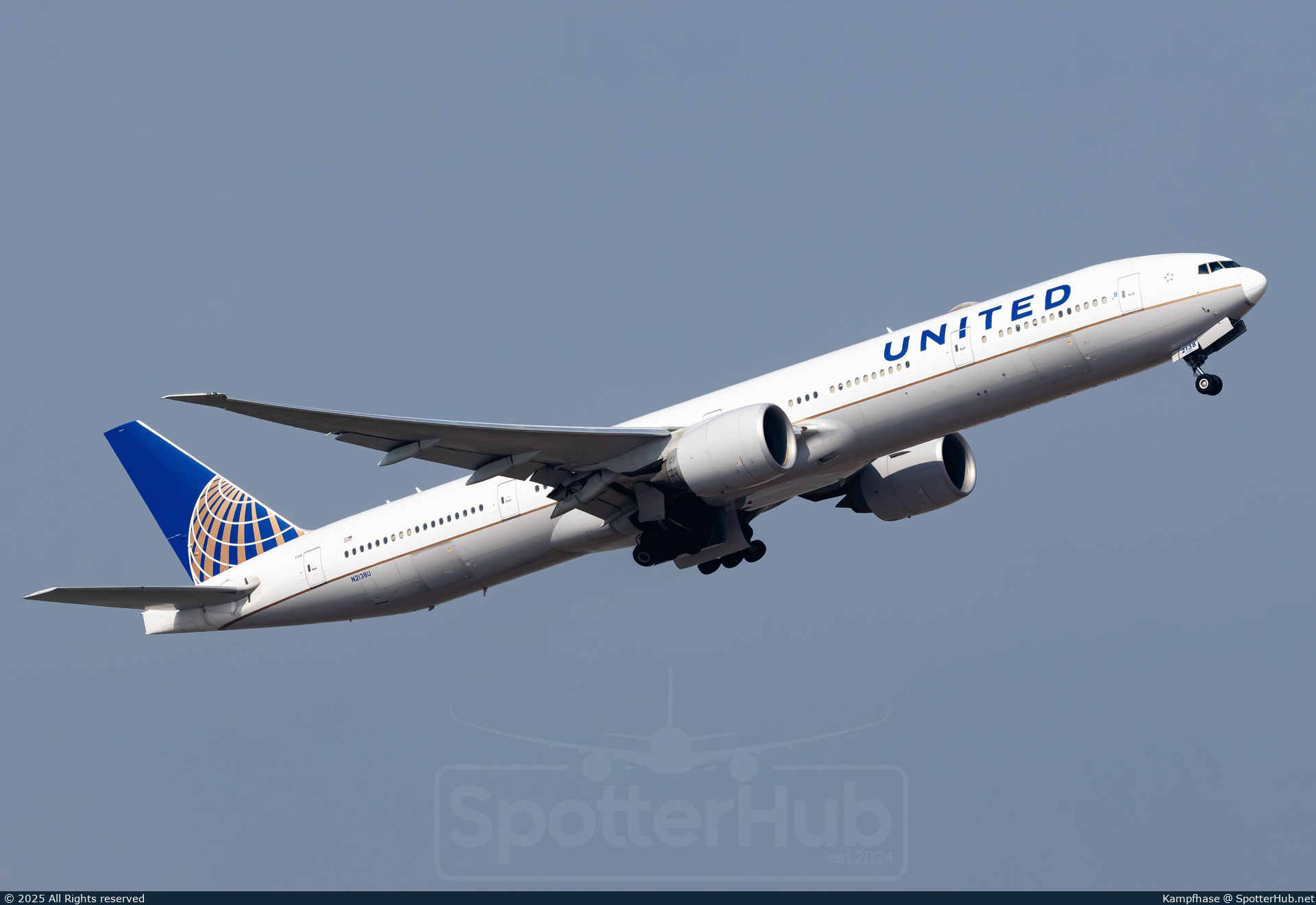 Photo of N2138U - Boeing 777-322(ER) operated by United Airlines