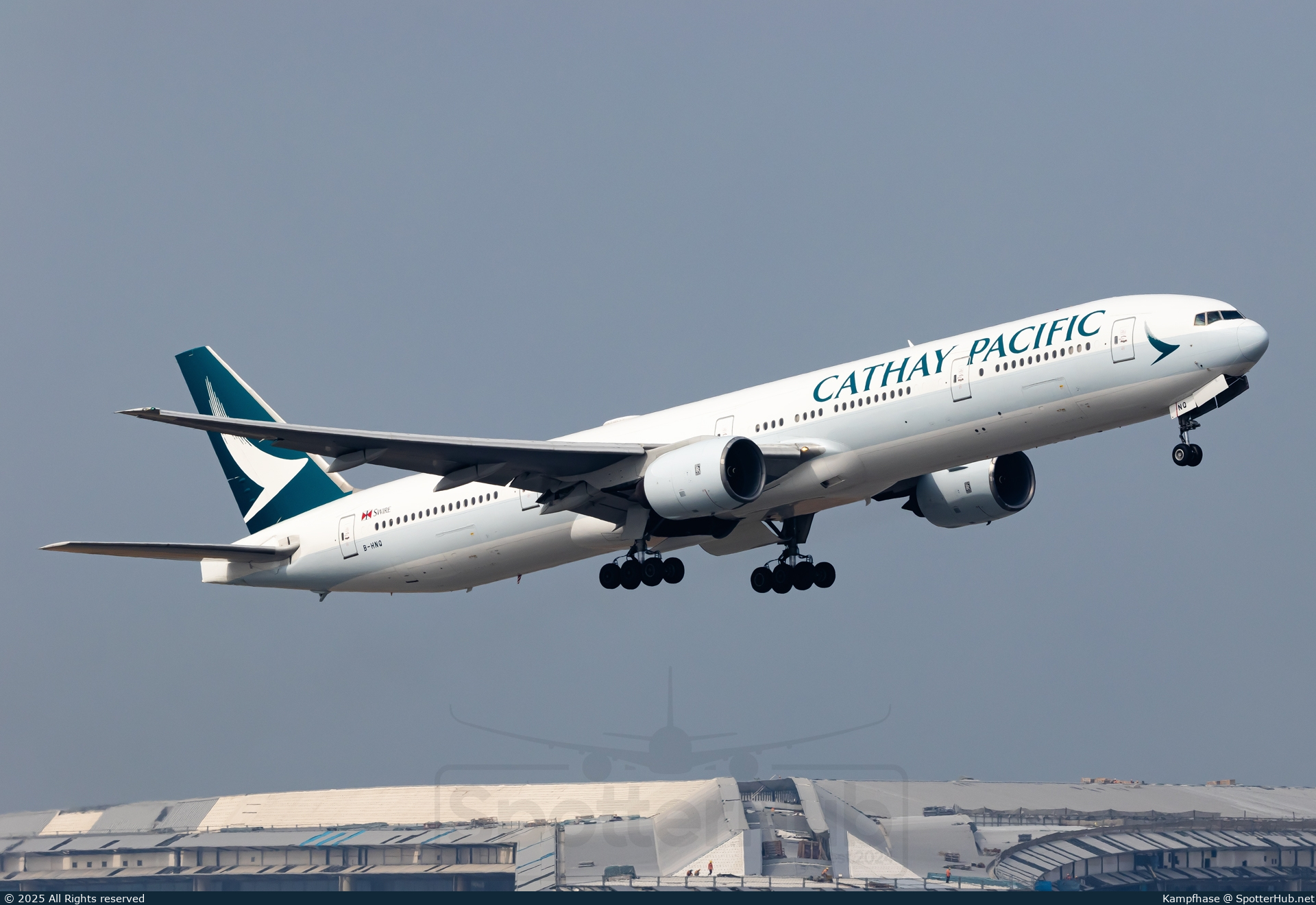 Photo of B-HNQ - Boeing 777-367 operated by Cathay Pacific Airways