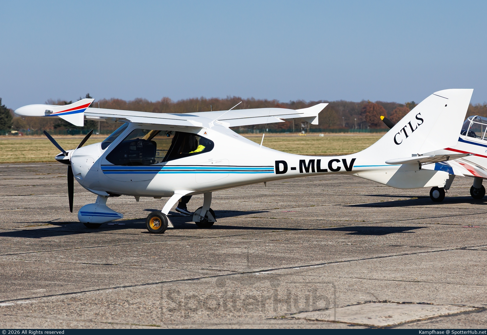 Photo of D-MLCV - Flight Design CTLS operated by Private