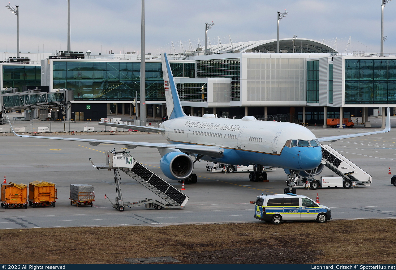 Photo of 99-0004 - Boeing C-32A operated by US Air Force