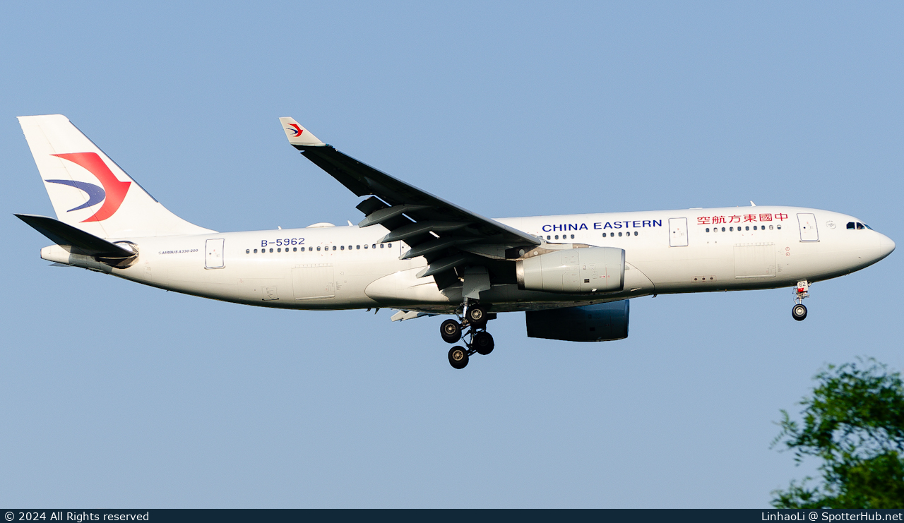 Photo of B-5962 - Airbus A330-243 operated by China Eastern Airlines