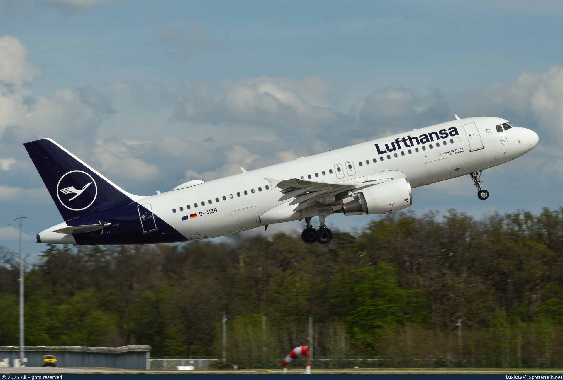 Photo of D-AIZB - Airbus A320-214 operated by Lufthansa