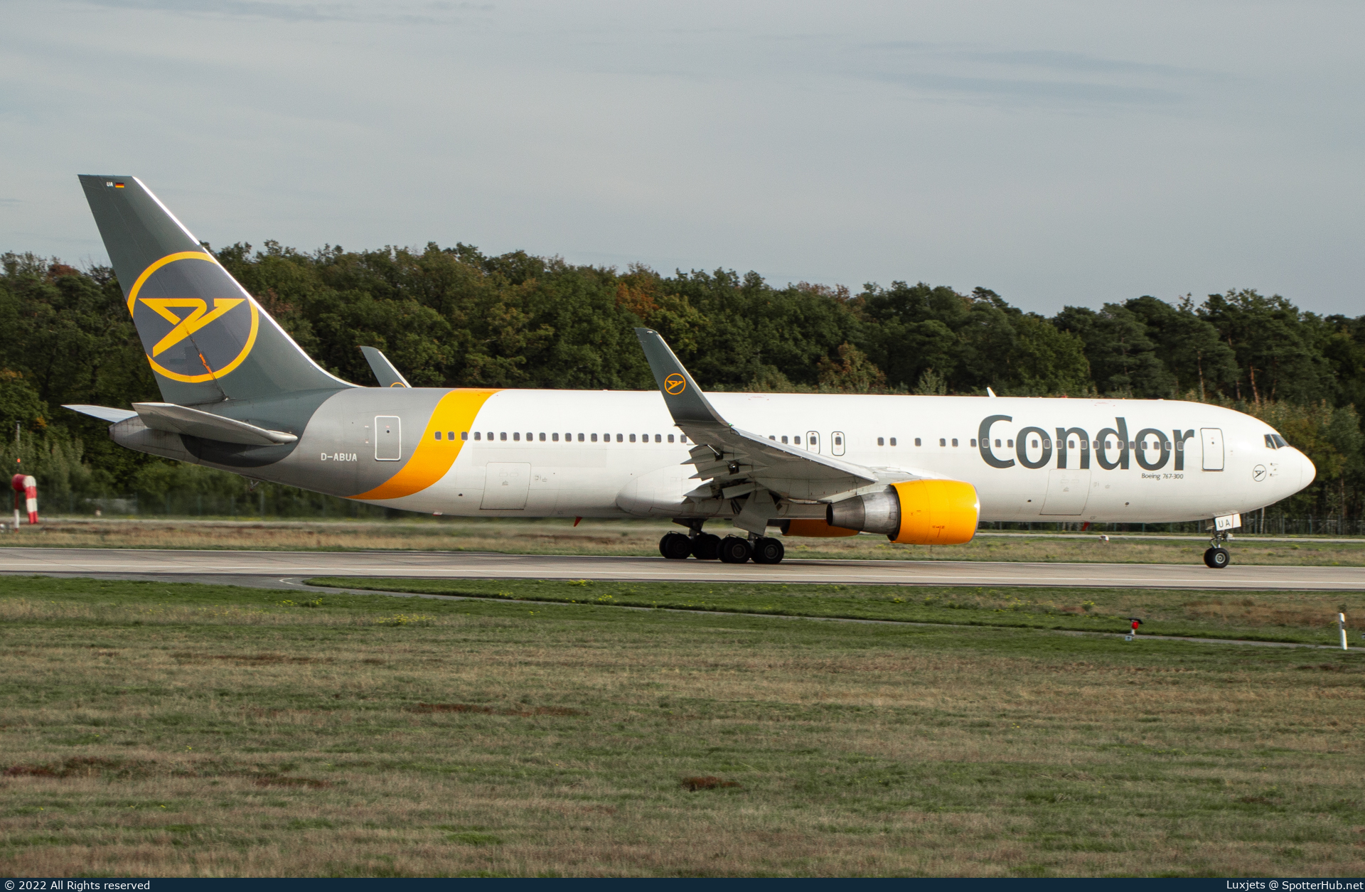 Photo of D-ABUA - Boeing 767-330(ER) operated by Condor