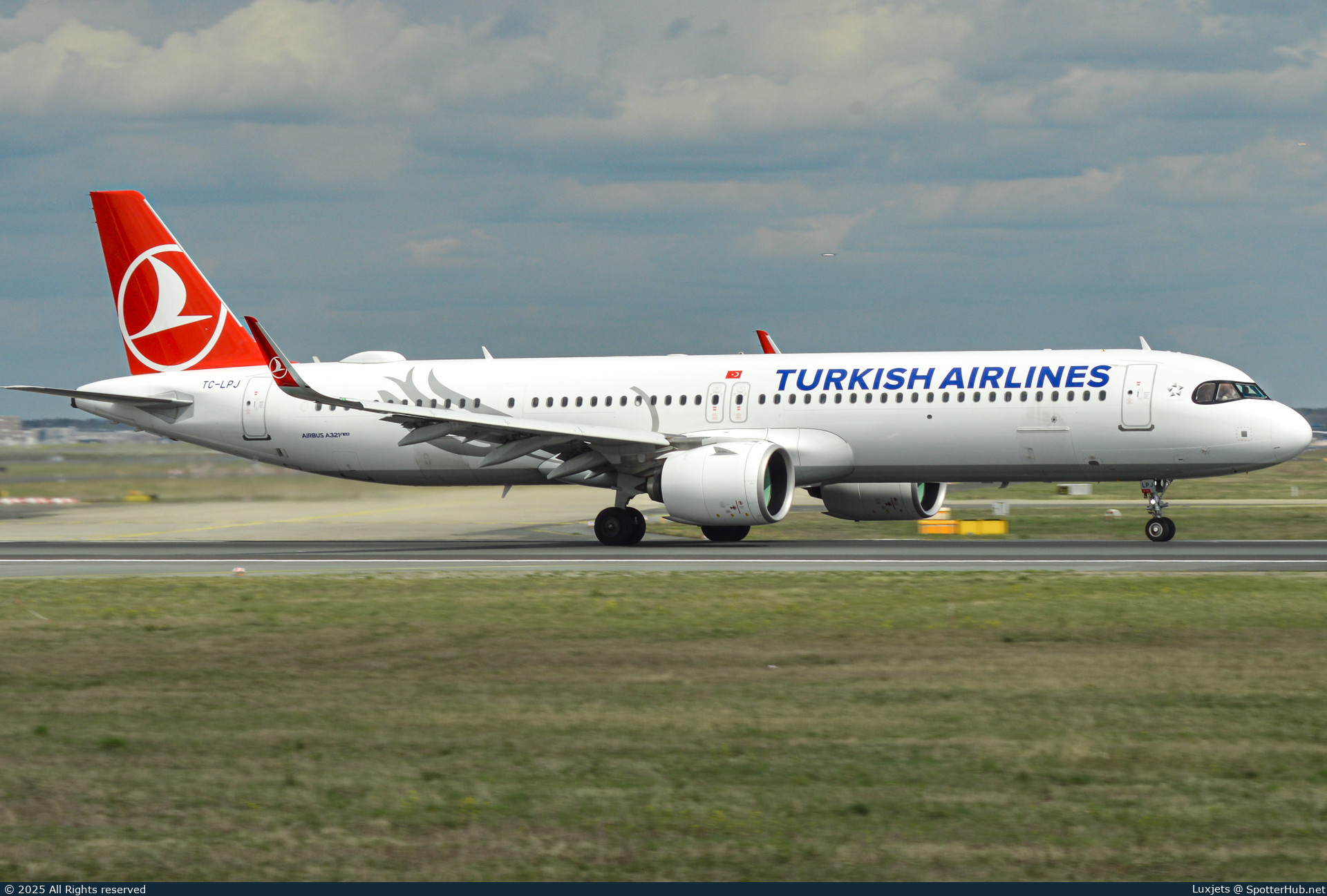 Photo of TC-LPJ - Airbus A321-271NX operated by Turkish Airlines