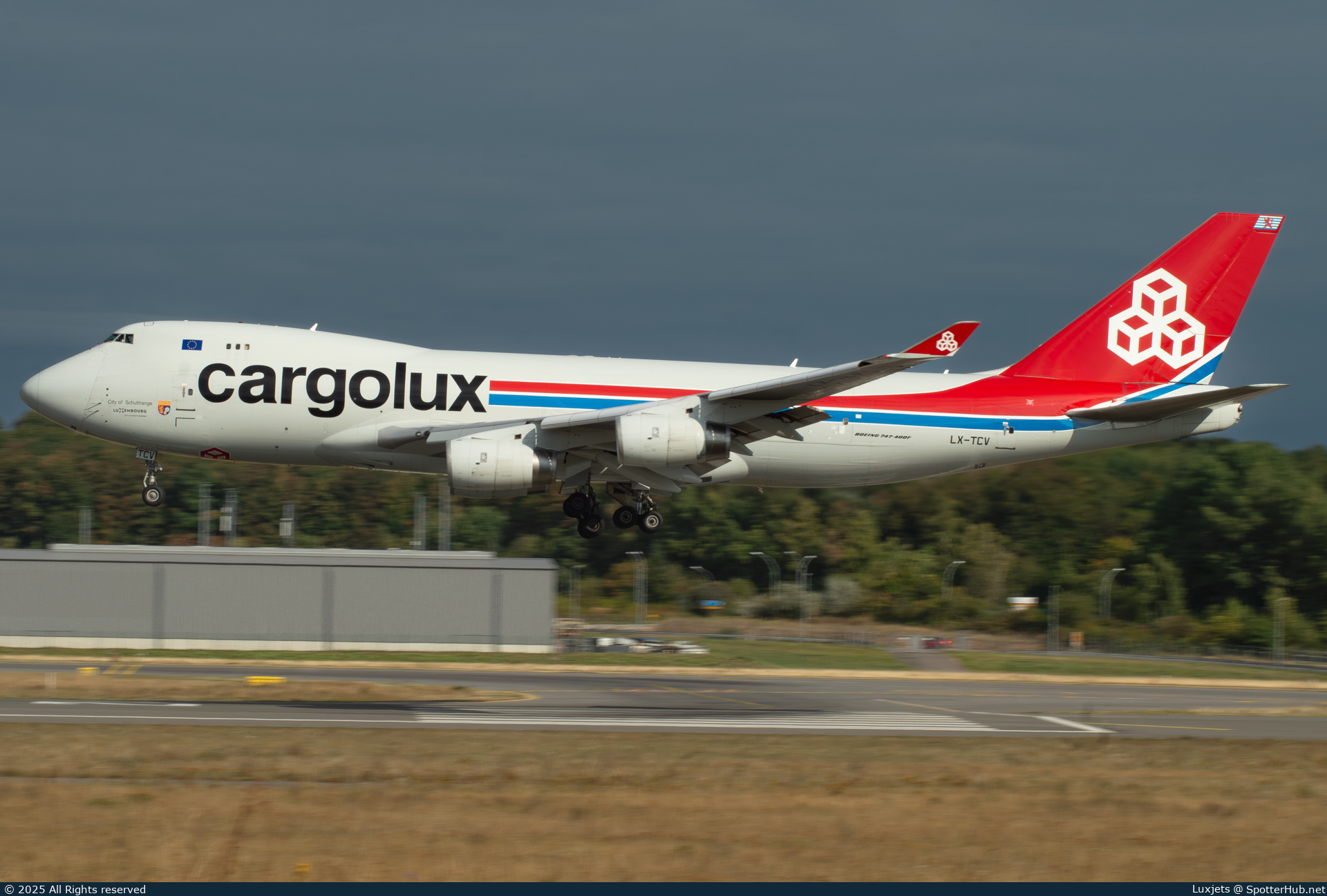 Photo of LX-TCV - Boeing 747-4R7F operated by Cargolux