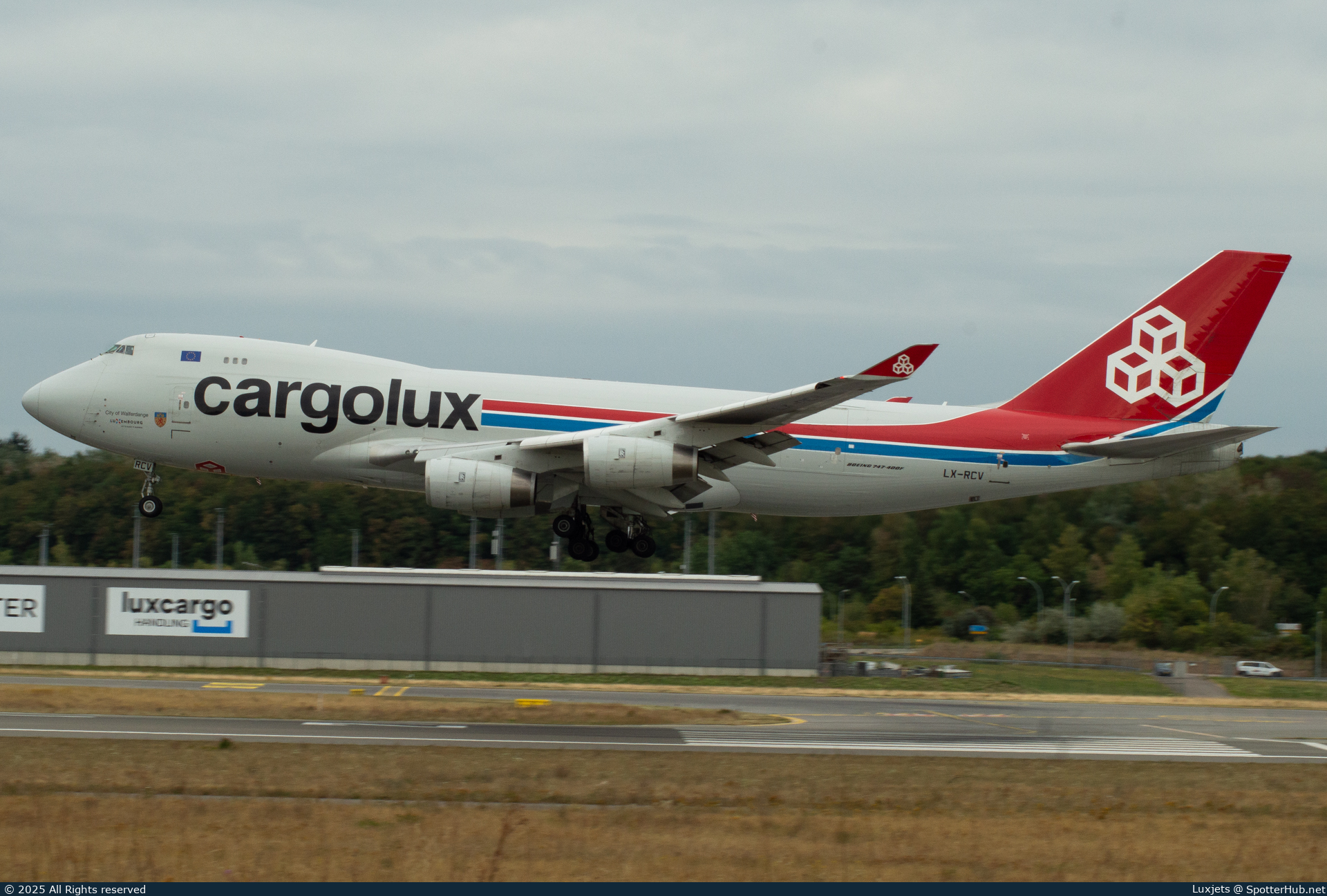 Photo of LX-RCV - Boeing 747-4R7F operated by Cargolux