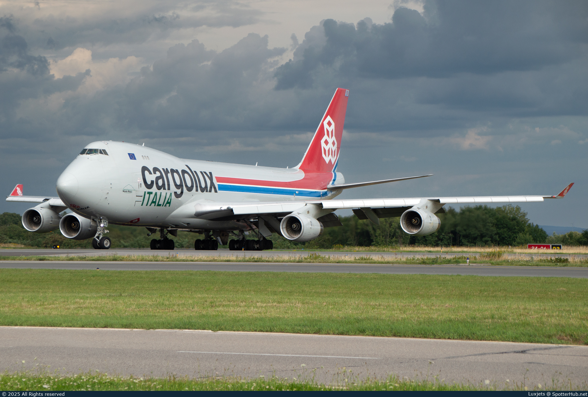Photo of LX-YCV - Boeing 747-4R7F operated by Cargolux Italia
