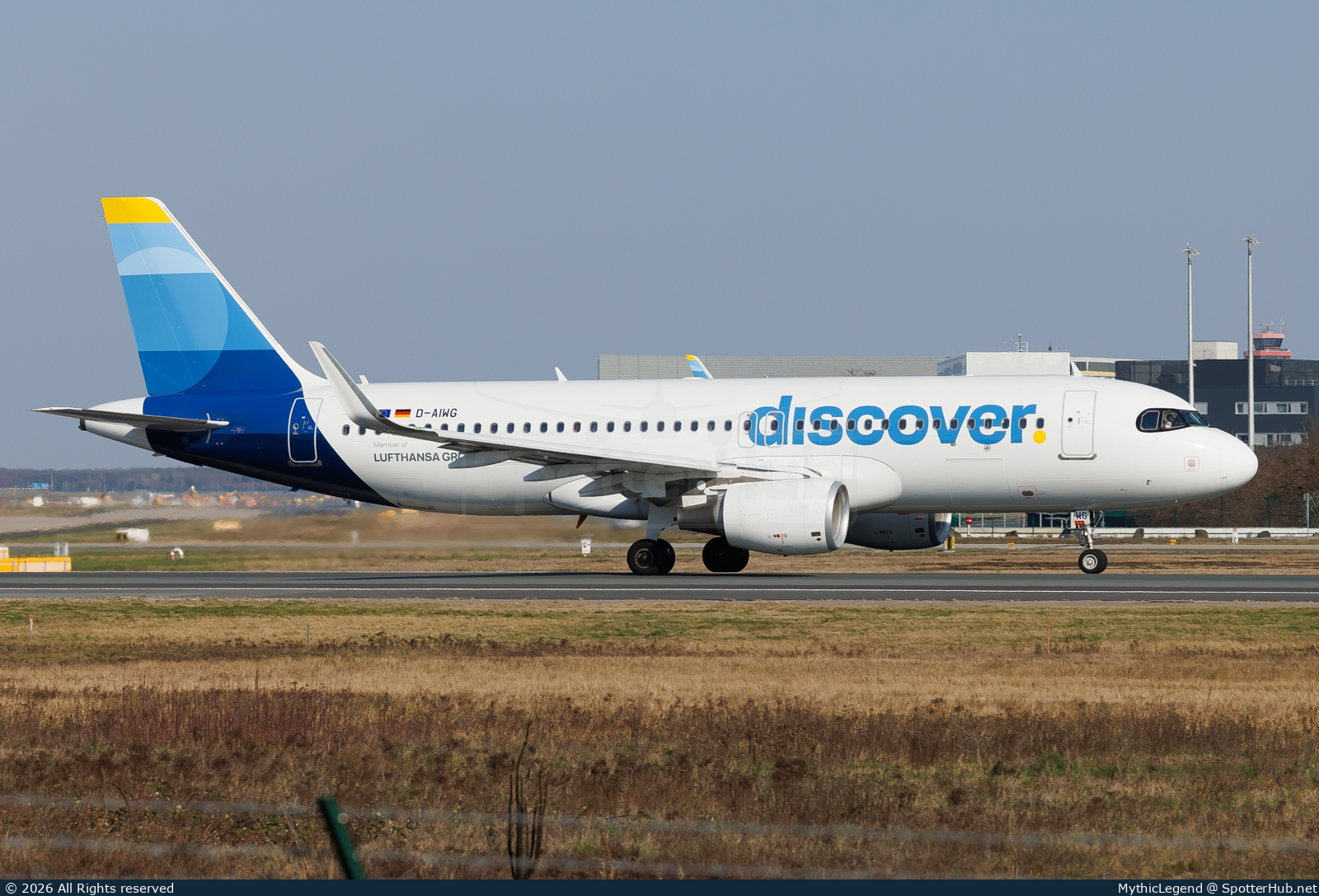 Photo of D-AIWG - Airbus A320-214 operated by Discover Airlines