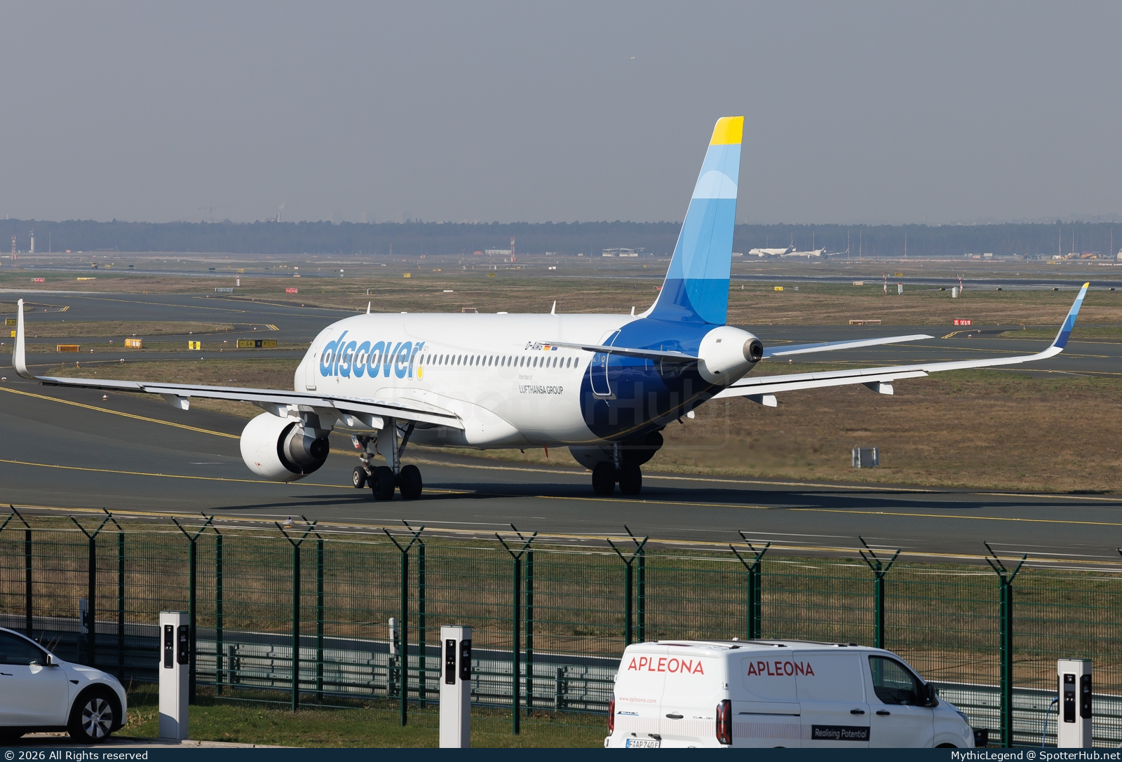 Photo of D-AIWG - Airbus A320-214 operated by Discover Airlines