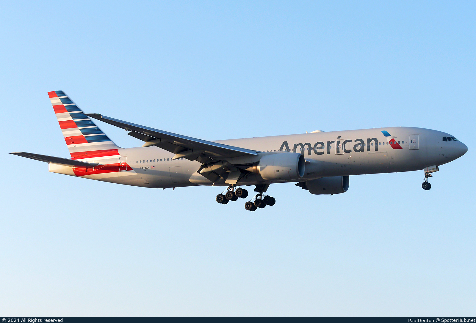 Photo of N774AN - Boeing 777-223(ER) operated by American Airlines