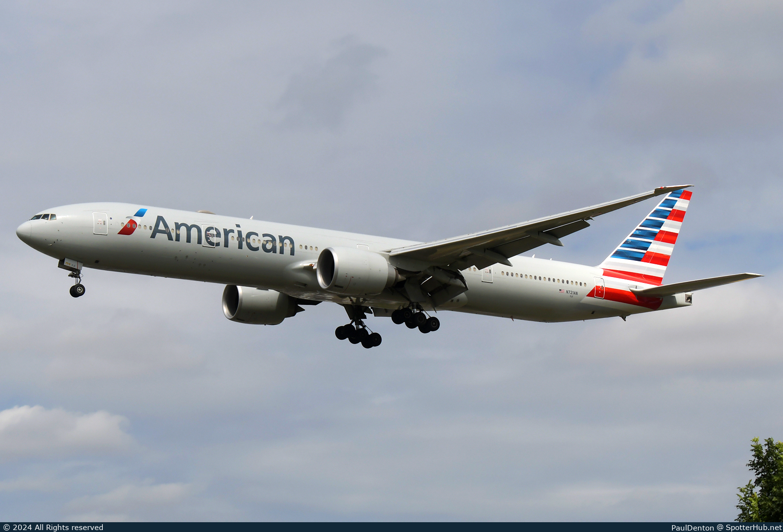 Photo of N721AN - Boeing 777-323(ER) operated by American Airlines