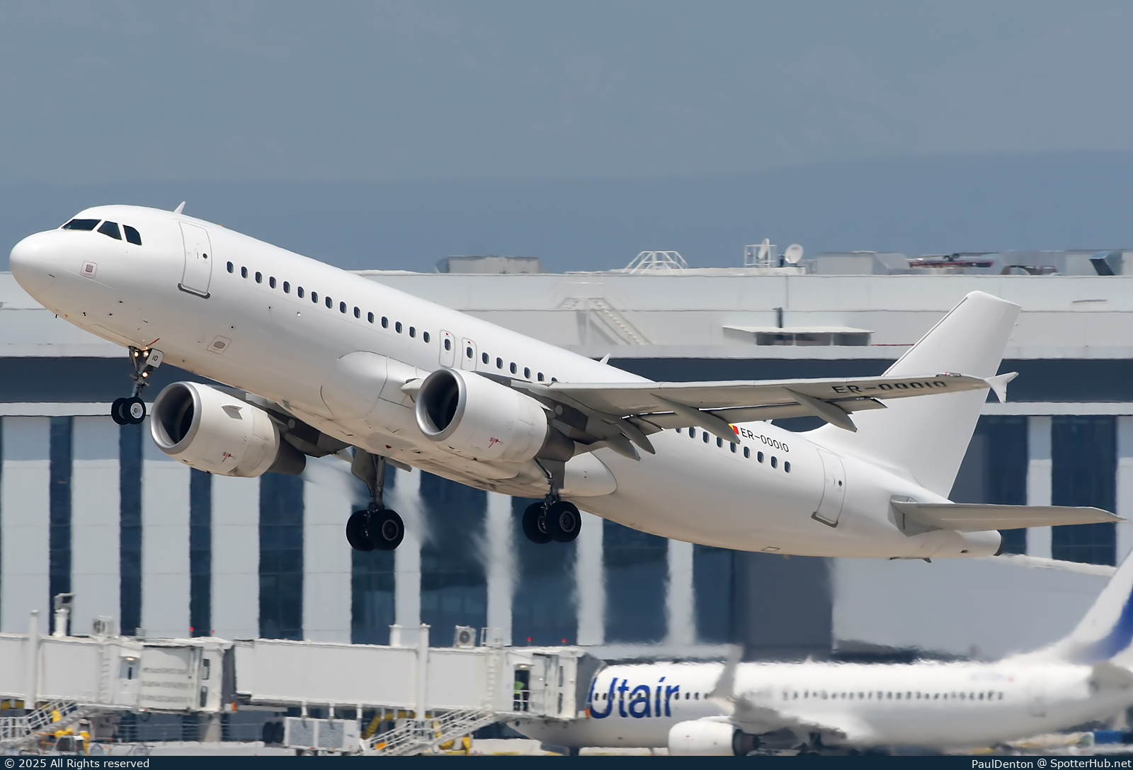 Photo of ER-00010 - Airbus A320-214 operated by FlyOne
