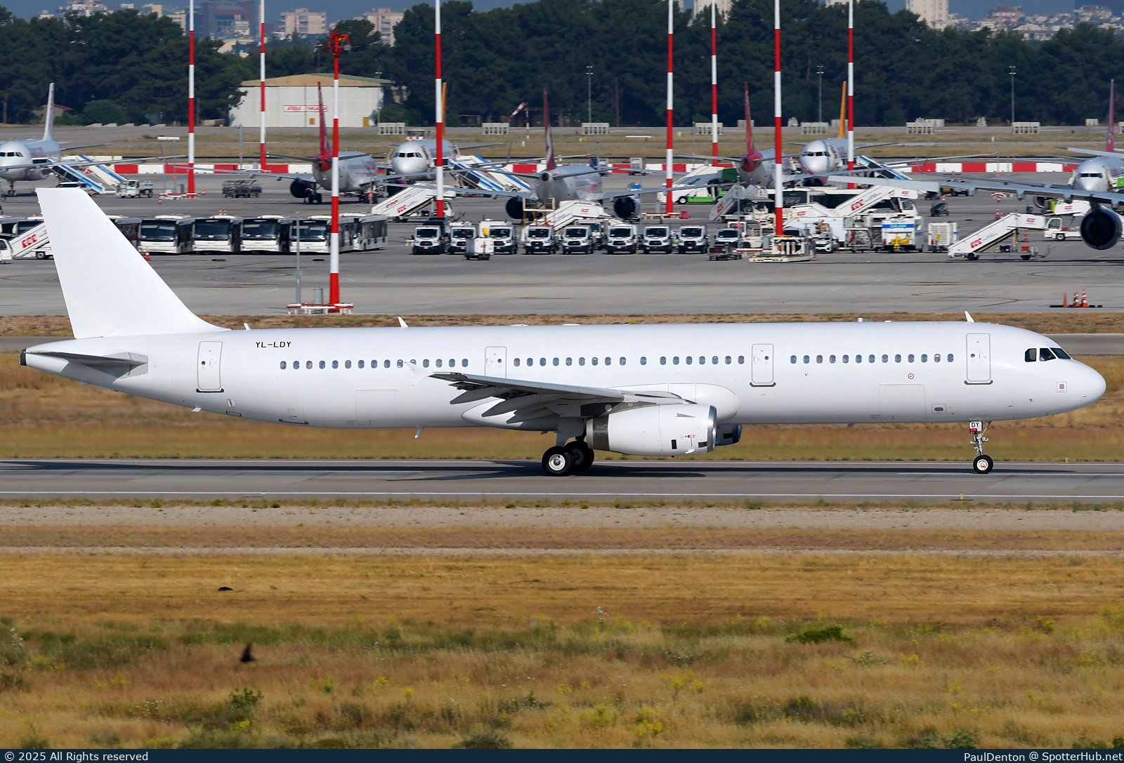 Photo of YL-LDY - Airbus A321-231 operated by SmartLynx Airlines