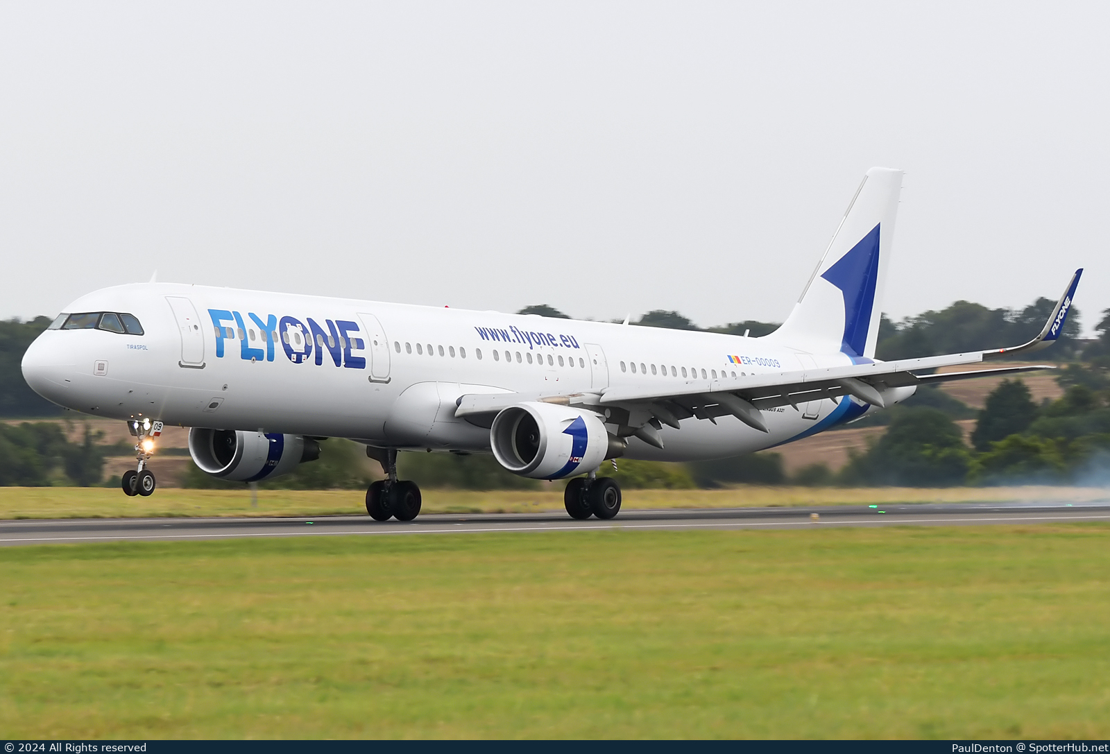 Photo of ER-00009 - Airbus A321-211 operated by FlyOne