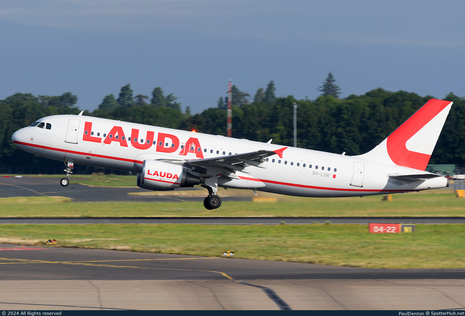 Photo of 9H-LOR - Airbus A320-214 operated by Lauda Europe