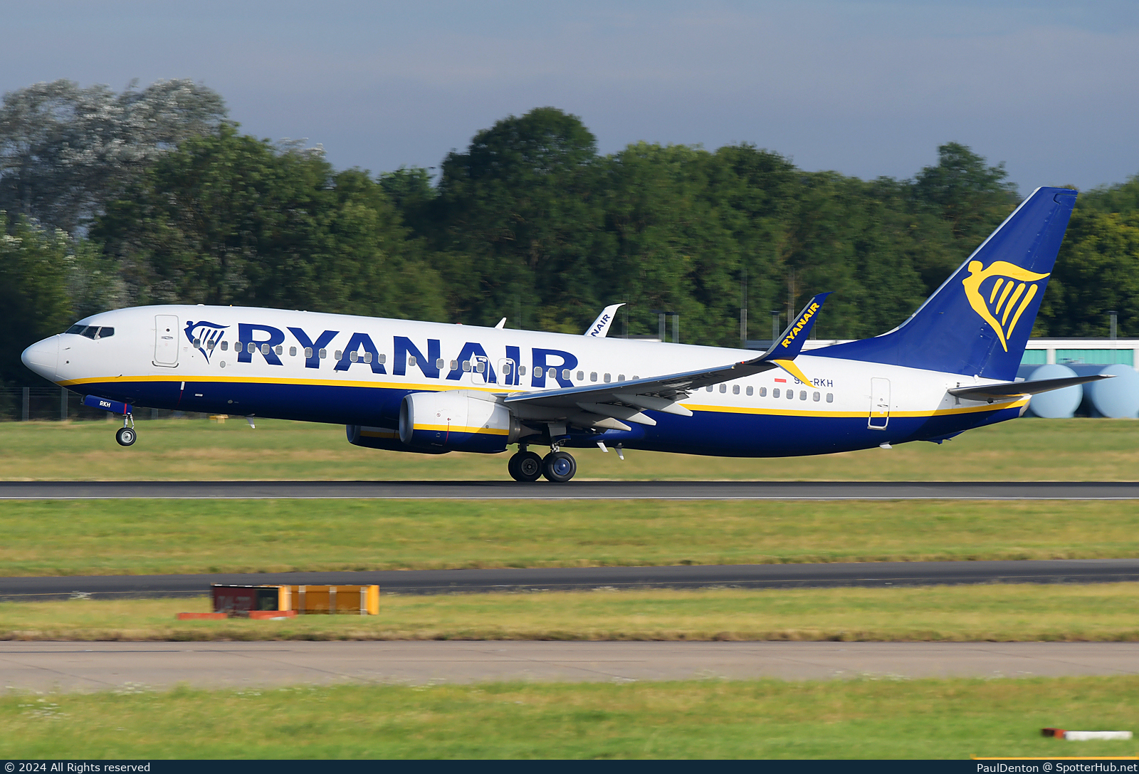 Photo of SP-RKH - Boeing 737-8AS operated by Ryanair (opb Buzz)