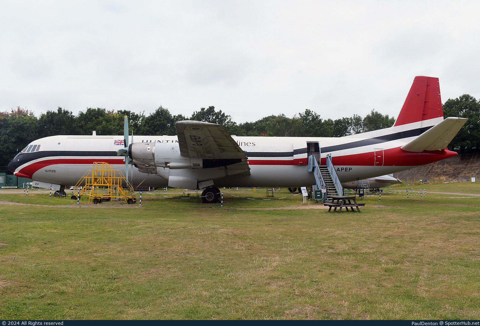 Photo of G-APEP - Vickers Vanguard 953C Merchantman operated by Hunting Cargo Airlines