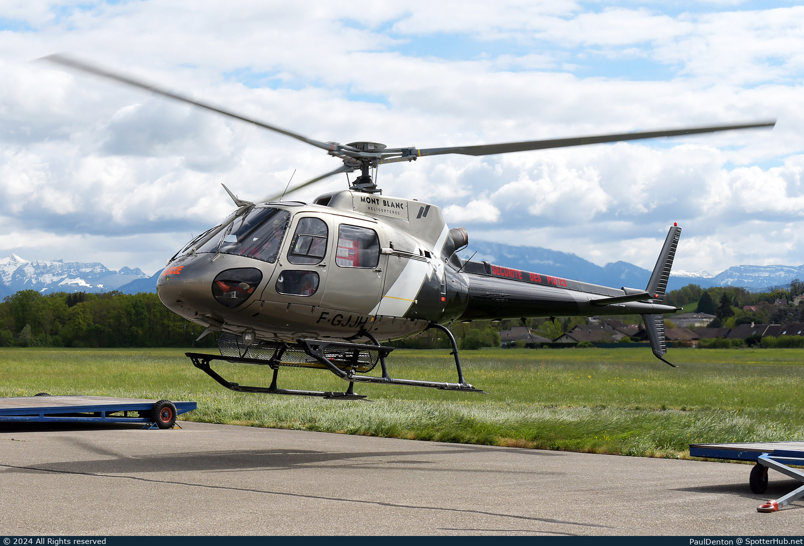 Photo of F-GJJH - Aérospatiale AS350B2 Écureuil operated by Mont Blanc Hélicoptères