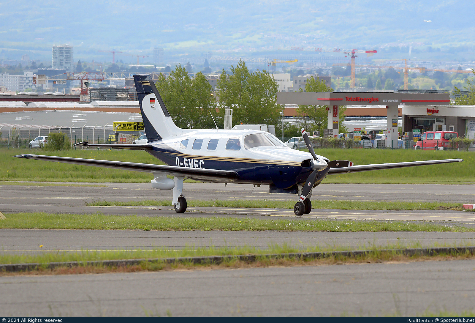Photo of D-EVEC - Piper PA-46-350P Malibu Mirage operated by Private