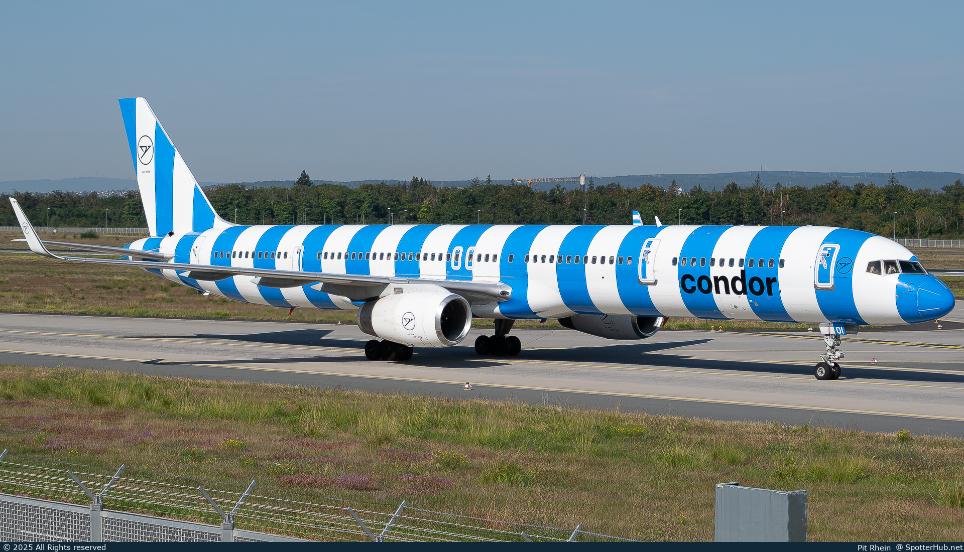 Photo of D-ABOI - Boeing 757-330 operated by Condor