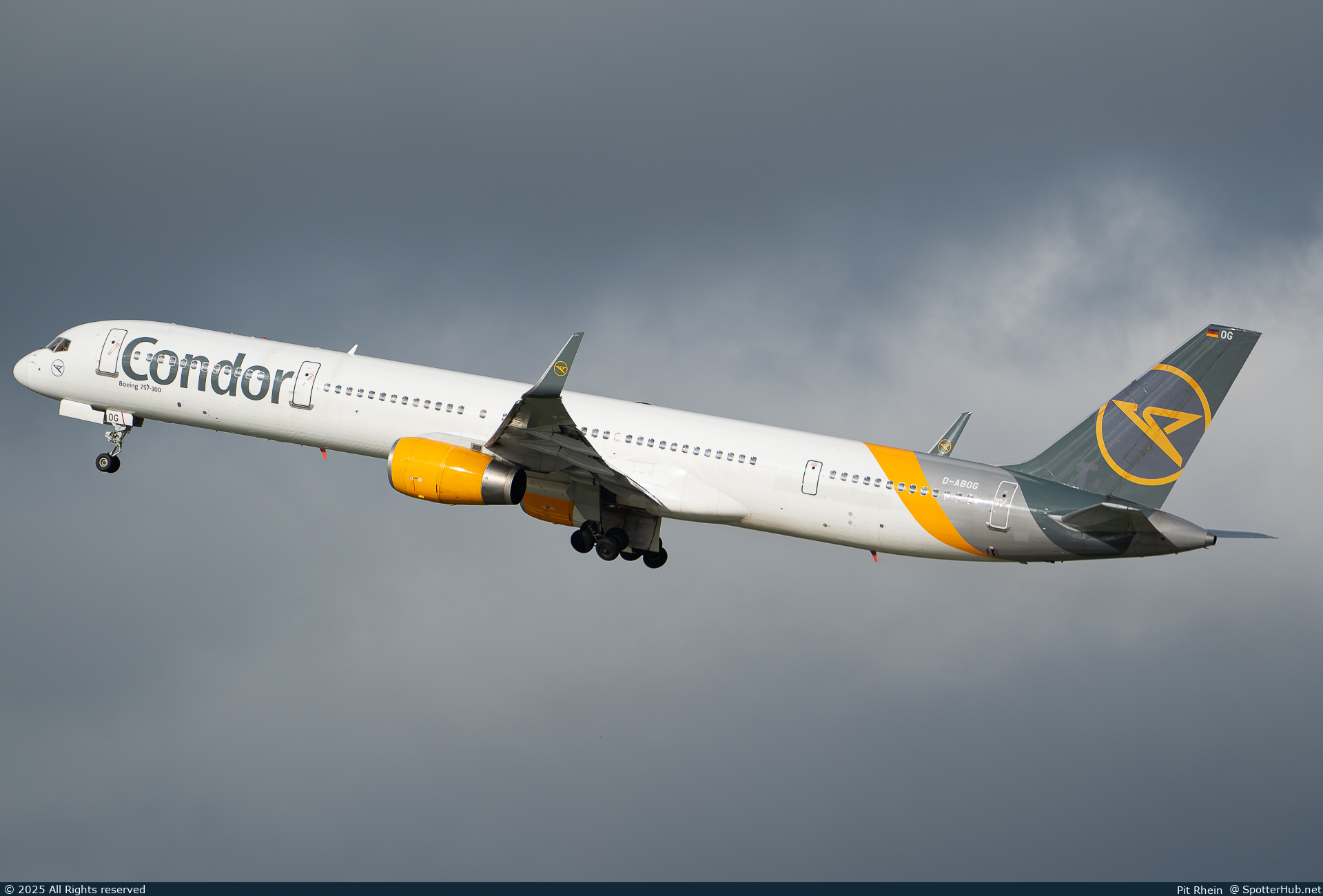 Photo of D-ABOG - Boeing 757-330 operated by Condor