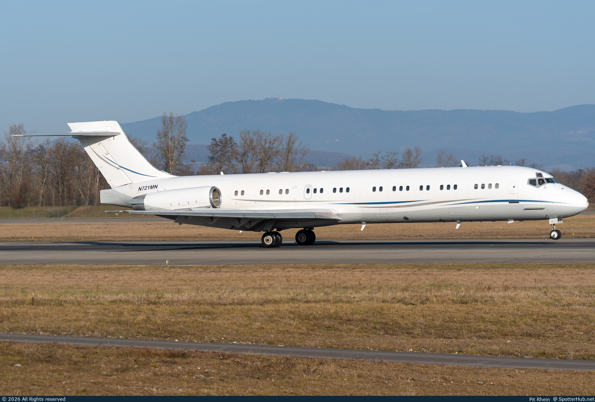 Photo of N721MN - McDonnell Douglas MD-87 operated by Bernstein Equity Partners