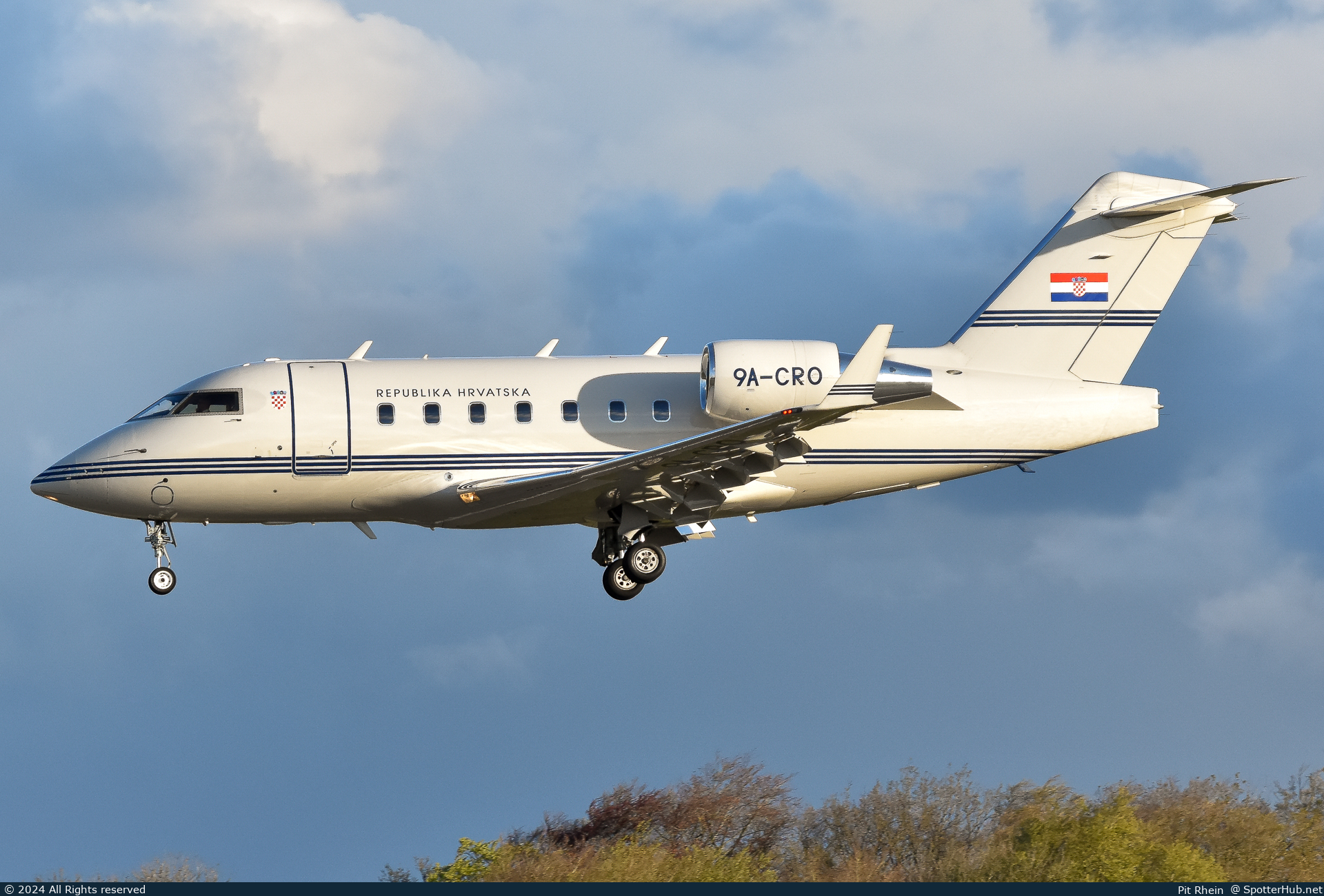 Photo of 9A-CRO - Bombardier Challenger 604 operated by Government of Croatia