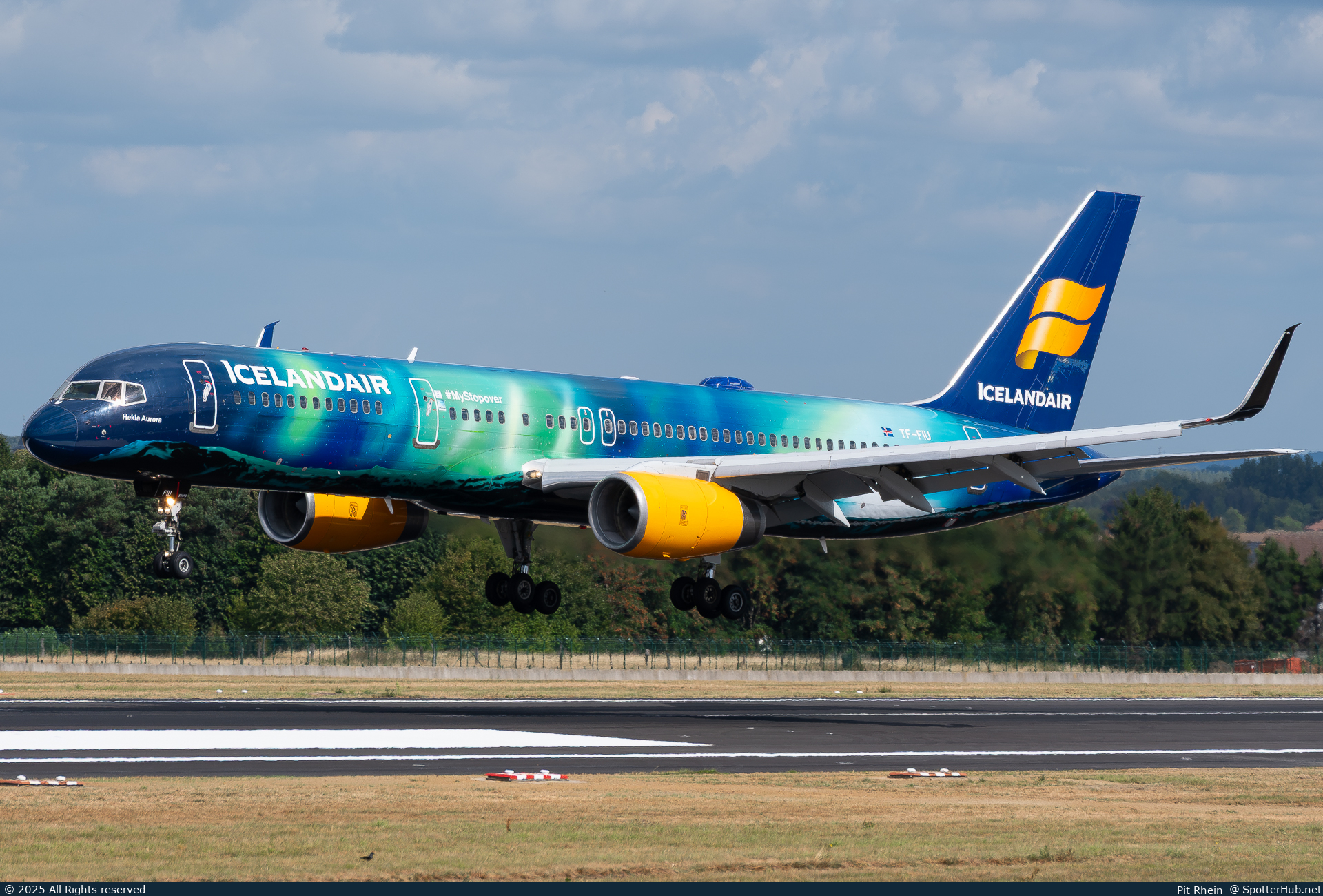 Photo of TF-FIU - Boeing 757-256 operated by Icelandair