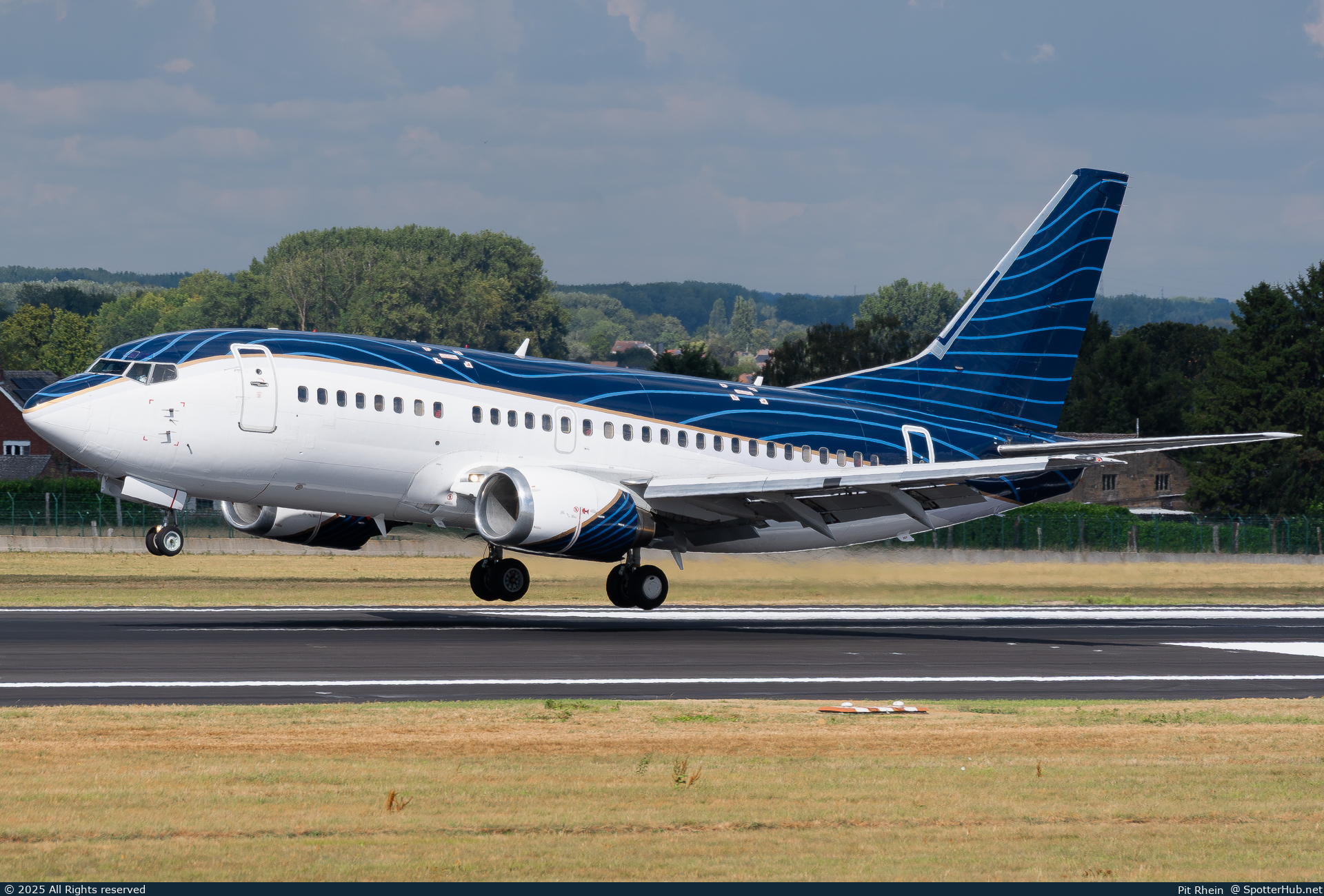 Photo of LY-JMS - Boeing 737-522 operated by KlasJet